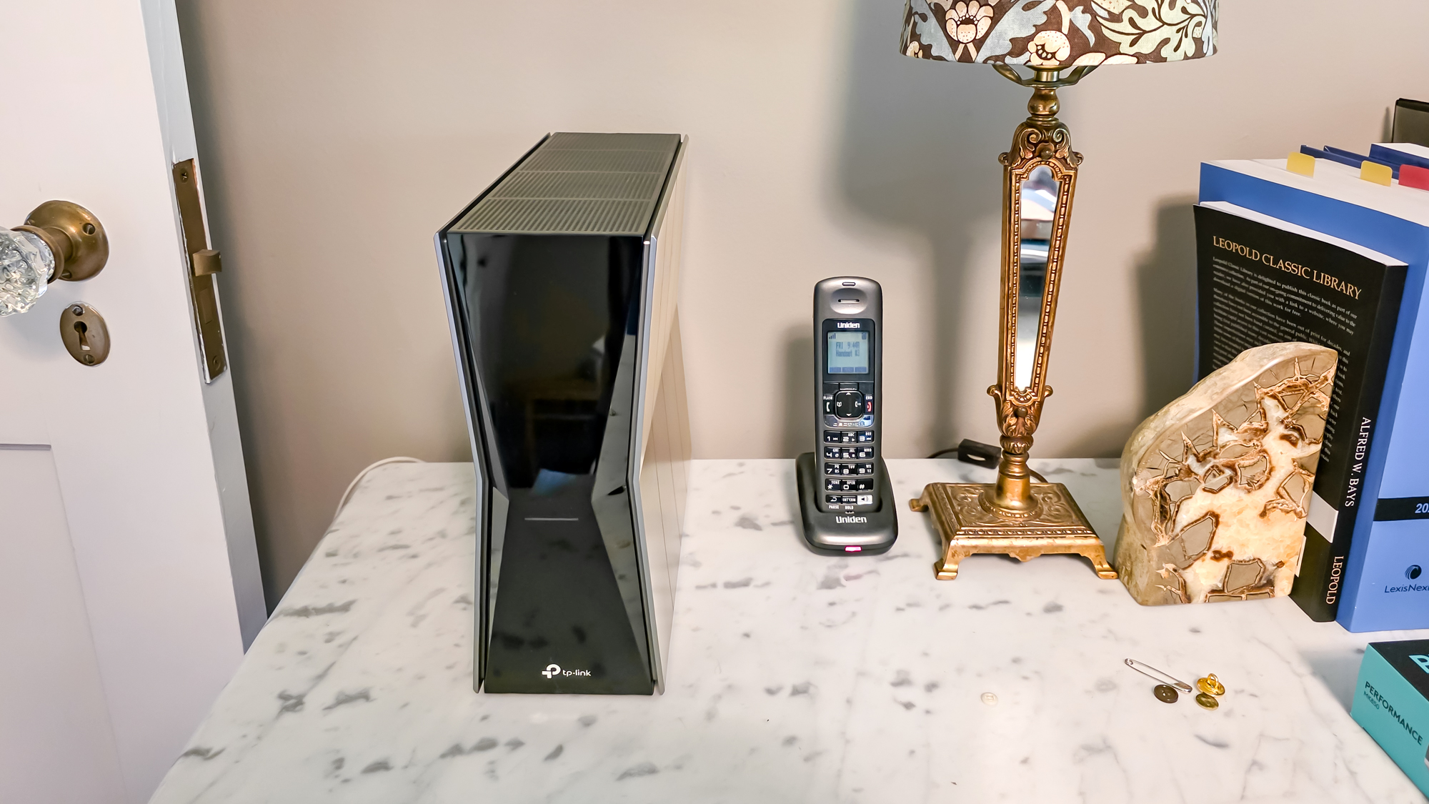 נתב TP-Link Archer BE770 על שולחן צד