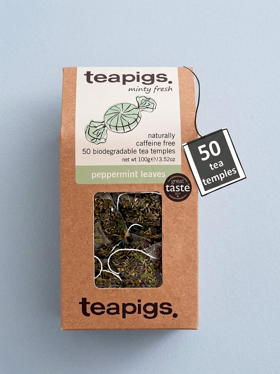 קופסת Teapigs Peppermint Leaves שקיות תה על רקע כחול בעריכת תאומים