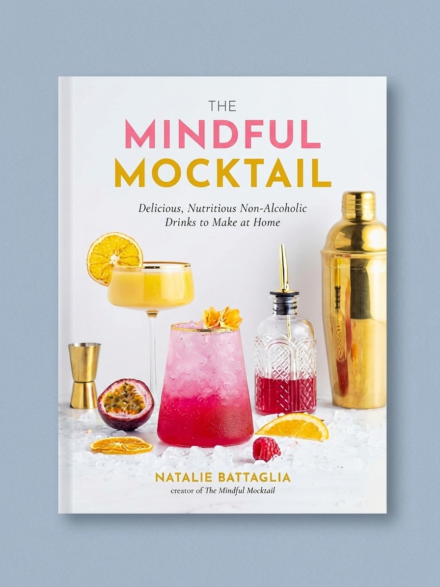 עותק של הספר 'The Mindful Mocktail' מאת נטלי בטגליה על רקע כחול בעריכת תאומים
