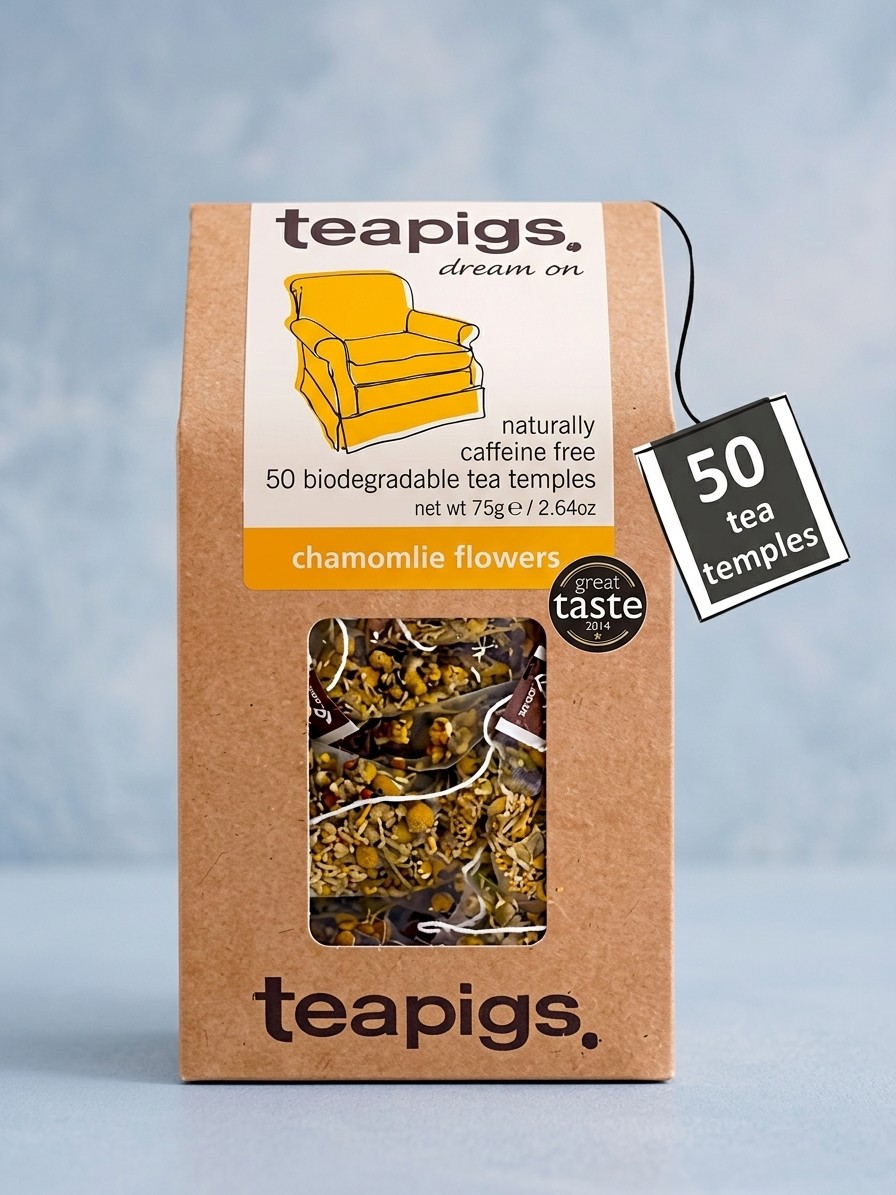 חבילת שקיות תה קמומיל Teapigs על רקע כחול בעריכת תאומים