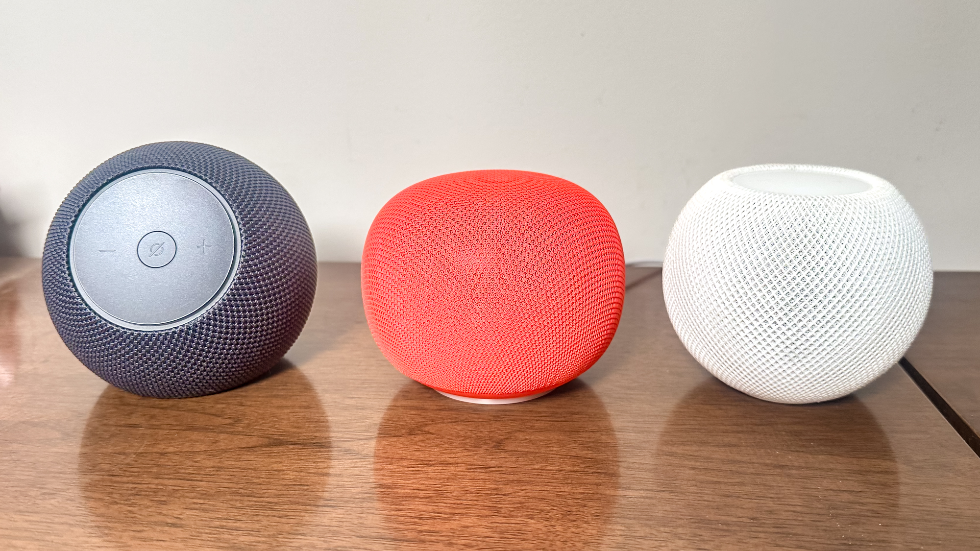 רמקול Google Home עם Echo Dot Max ו-HomePod mini