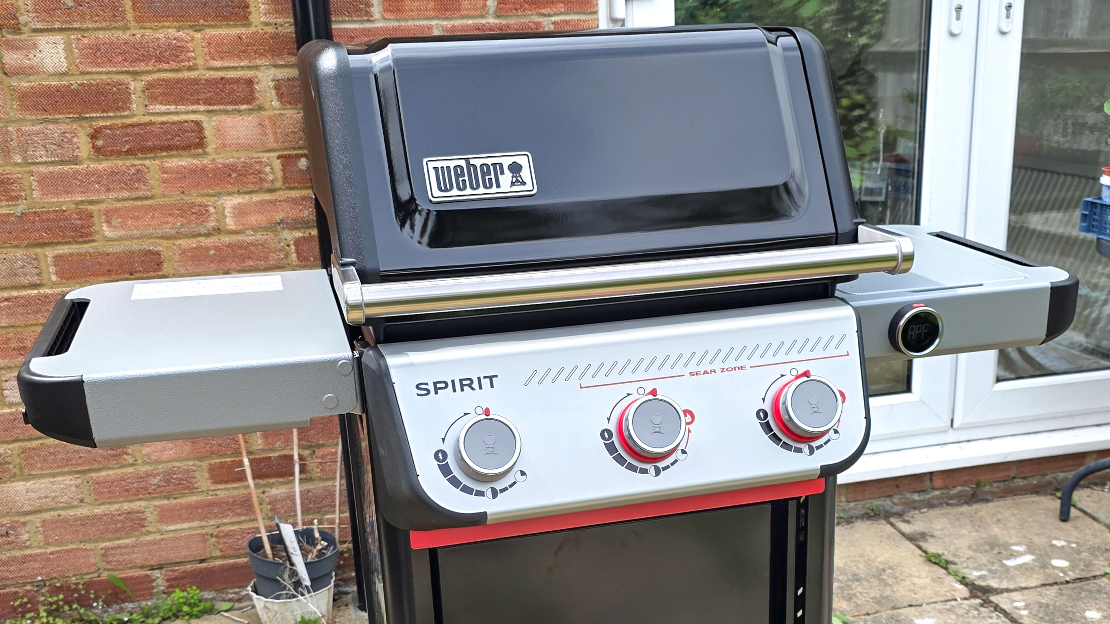 Weber Spirit EX325 צלייה של מזון