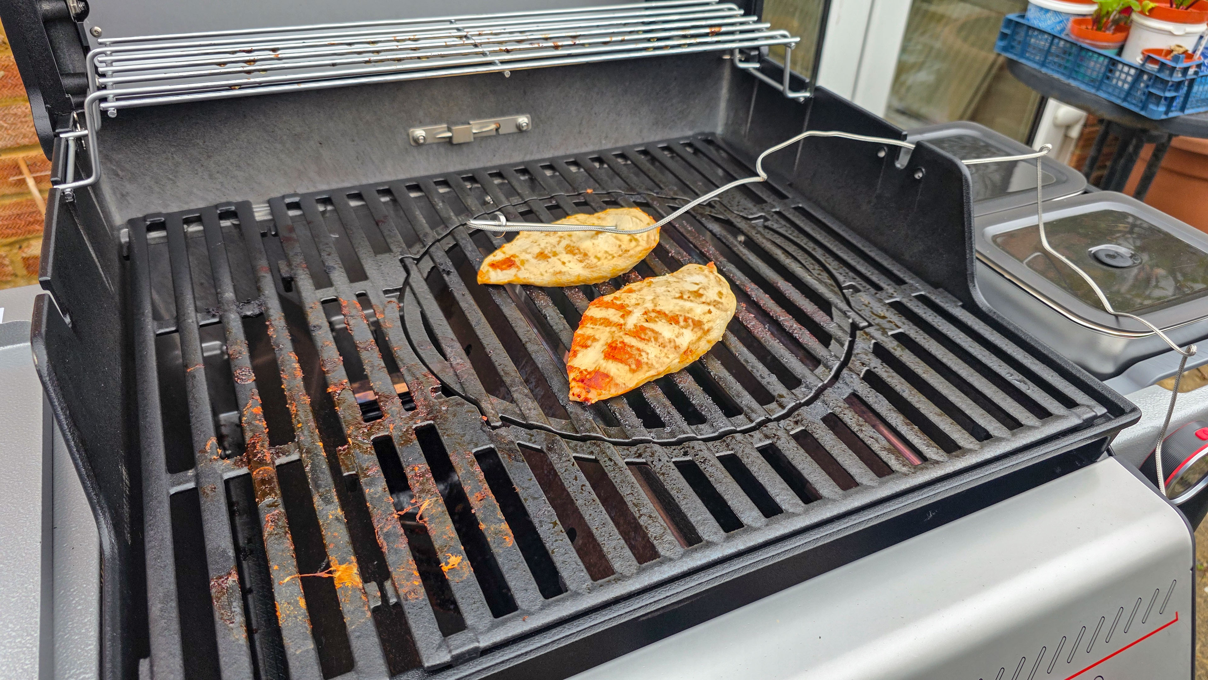 Weber Spirit EX325 לבישול עוף והמבורגרים