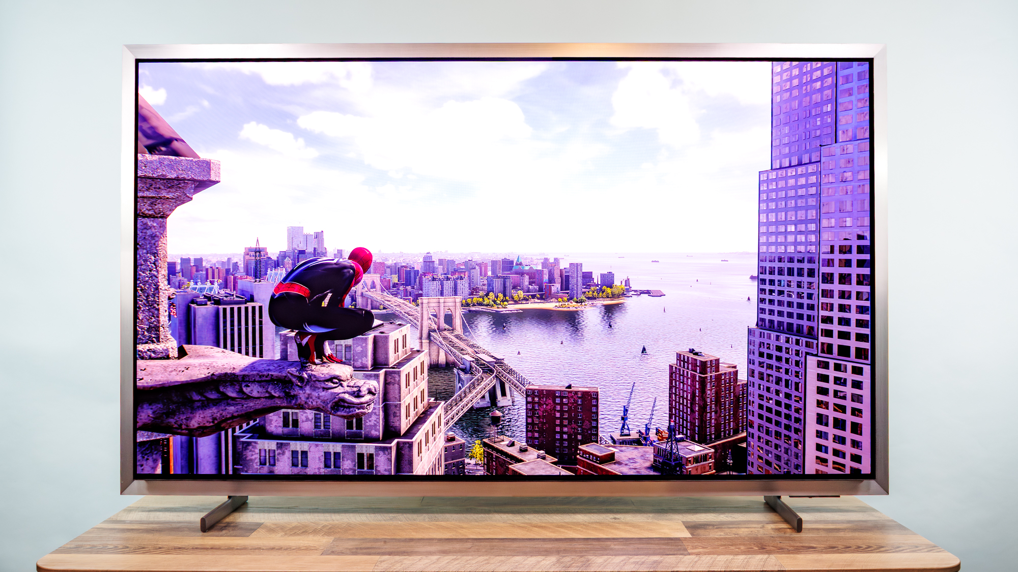 טלוויזיית סמסונג S95H OLED על שולחן עבודה
