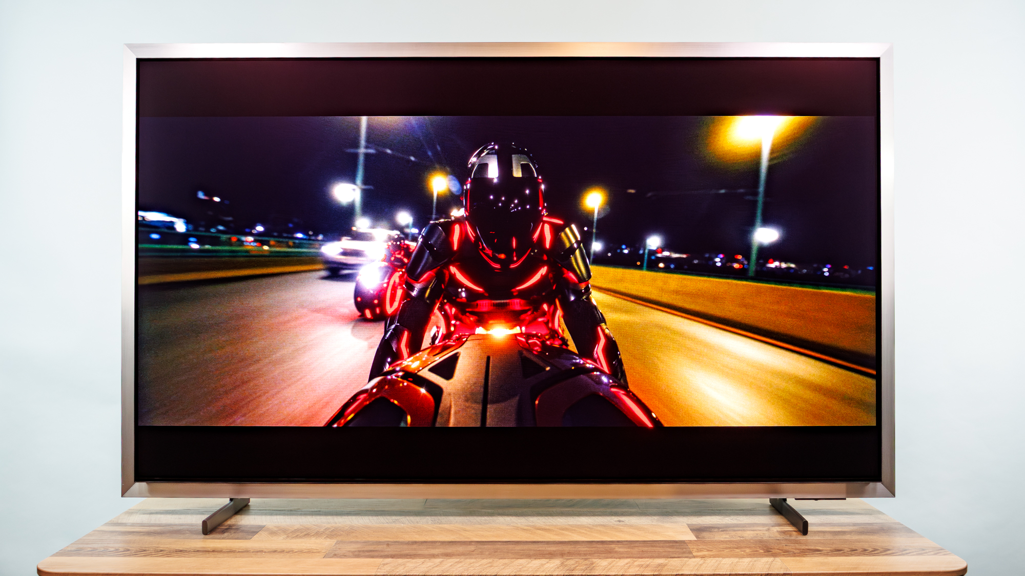 טלוויזיית סמסונג S95H OLED על שולחן עבודה