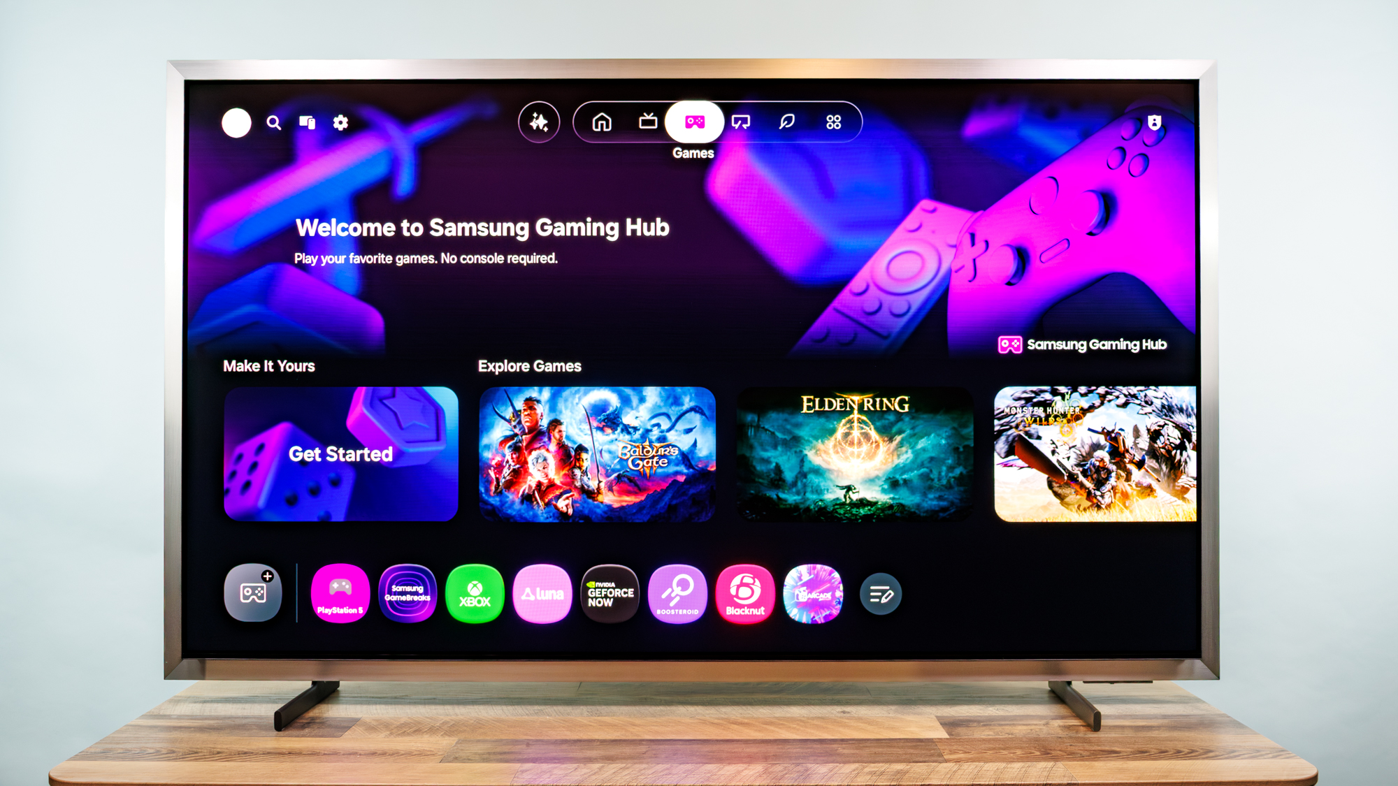 טלוויזיית סמסונג S95H OLED על שולחן עבודה