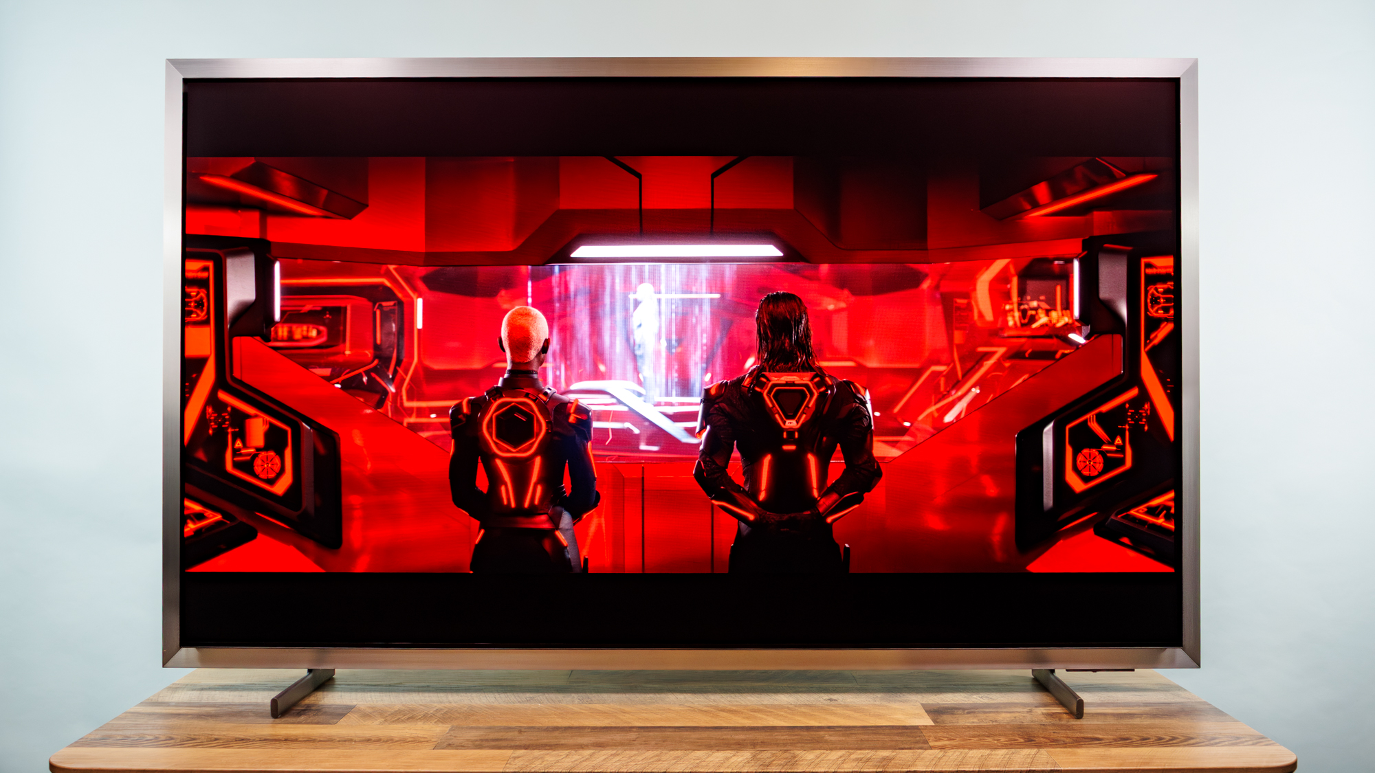 טלוויזיית סמסונג S95H OLED על שולחן עבודה