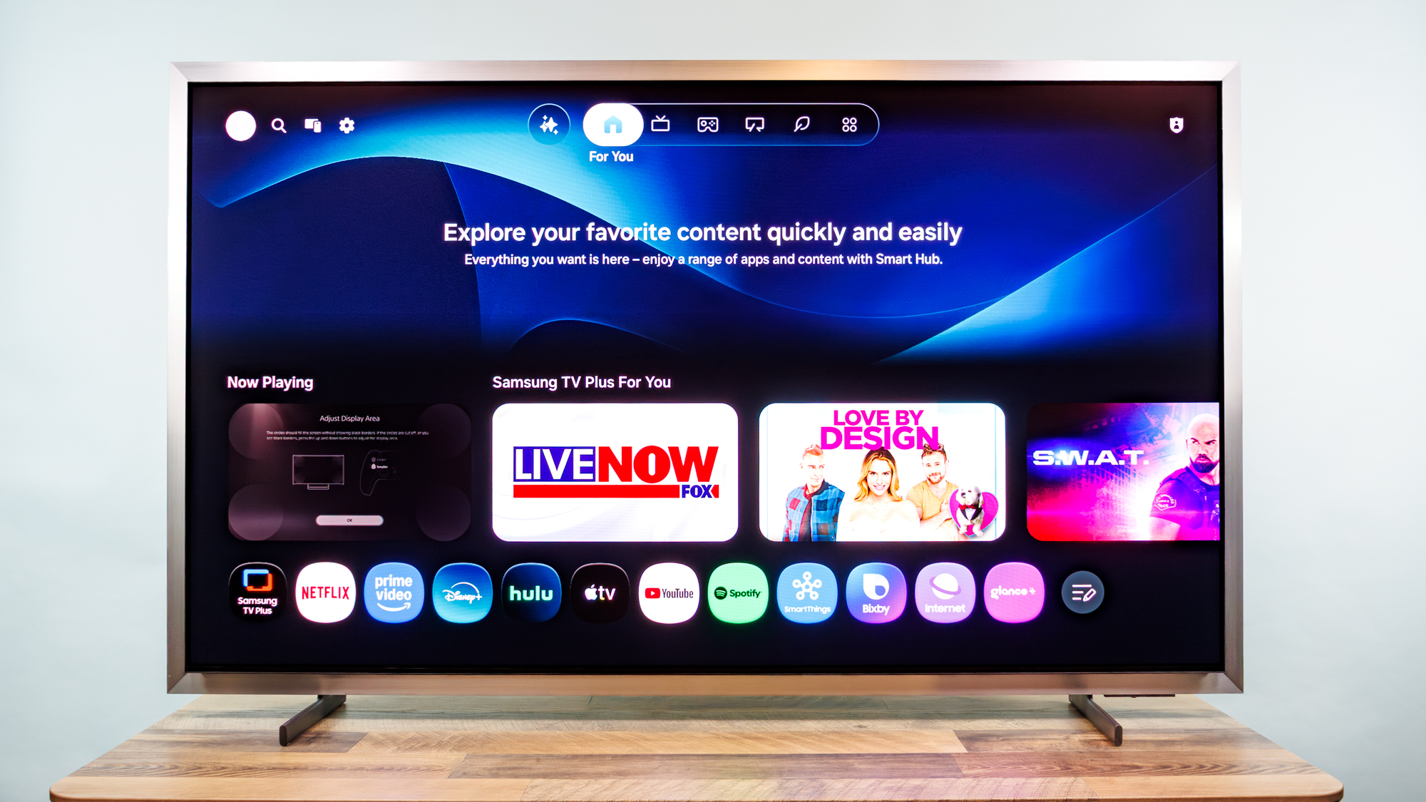 טלוויזיית סמסונג S95H OLED על שולחן עבודה