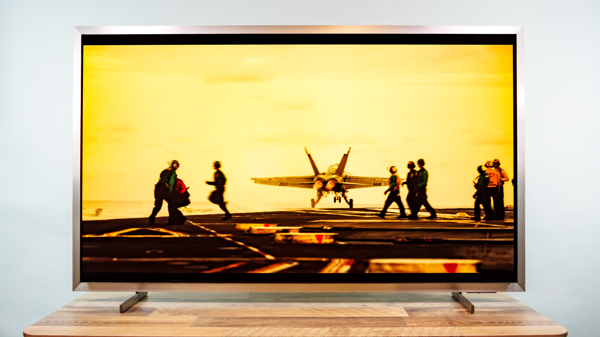 טלוויזיית סמסונג S95H OLED על שולחן עבודה