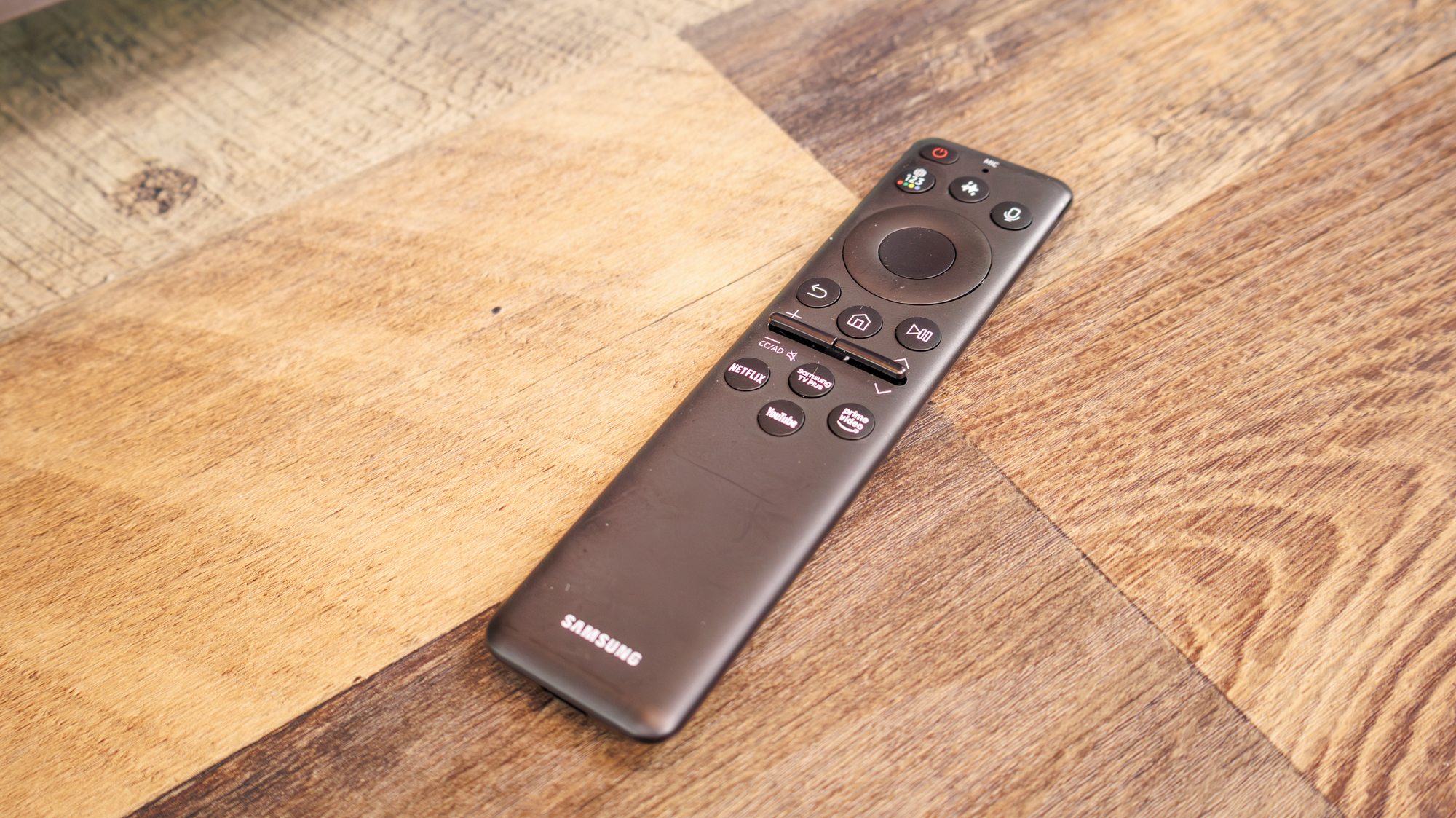 השלט לטלוויזיית Samsung S95H OLED