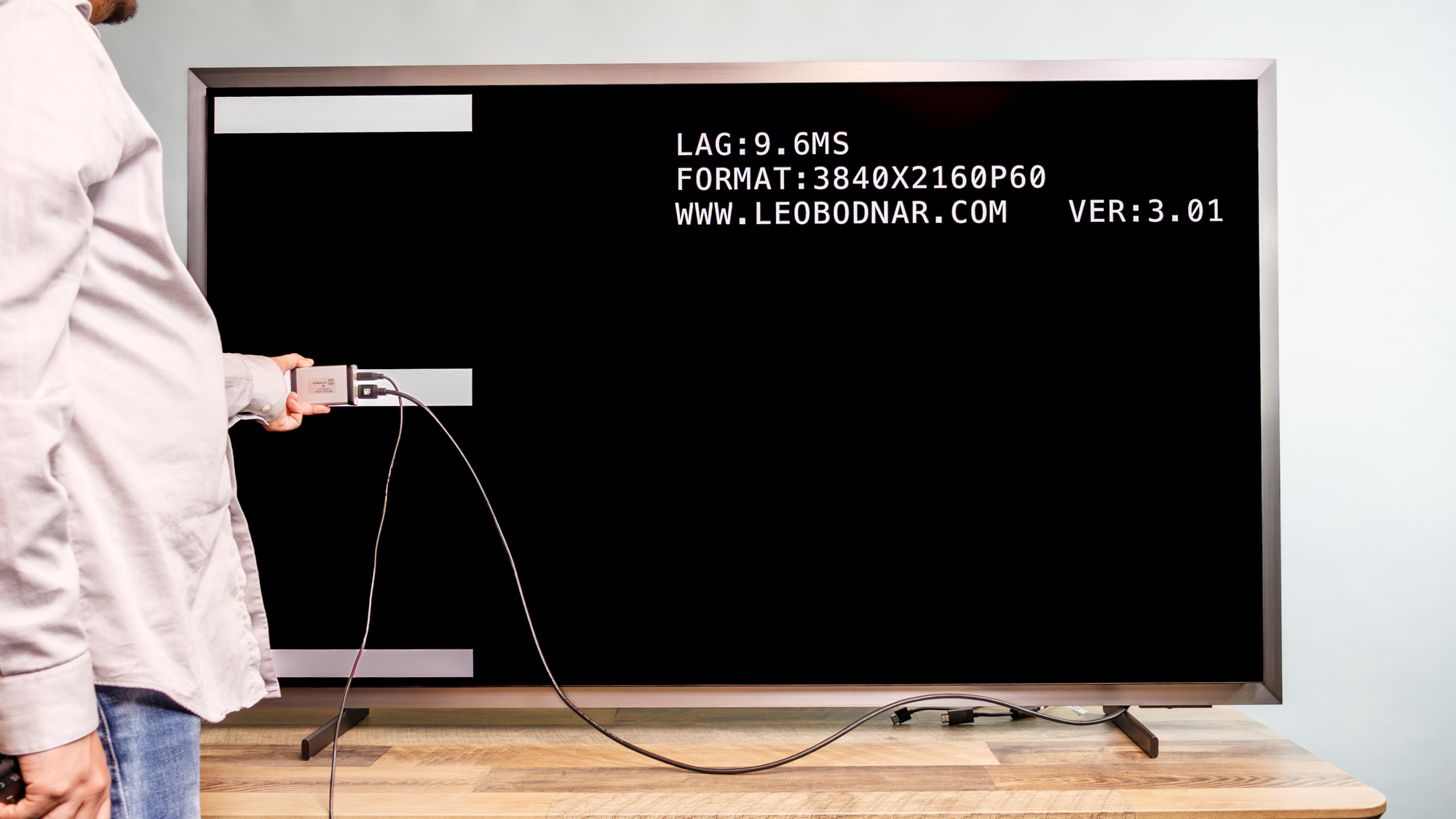 טלוויזיית סמסונג S95H OLED על שולחן עבודה