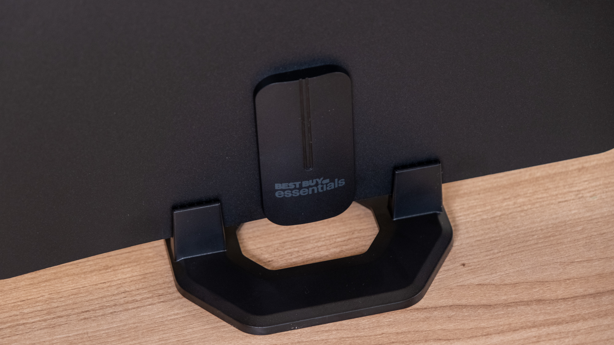 The Best Buy Essentials אנטנת HDTV מוגברת דק במיוחד על שולחן עבודה.