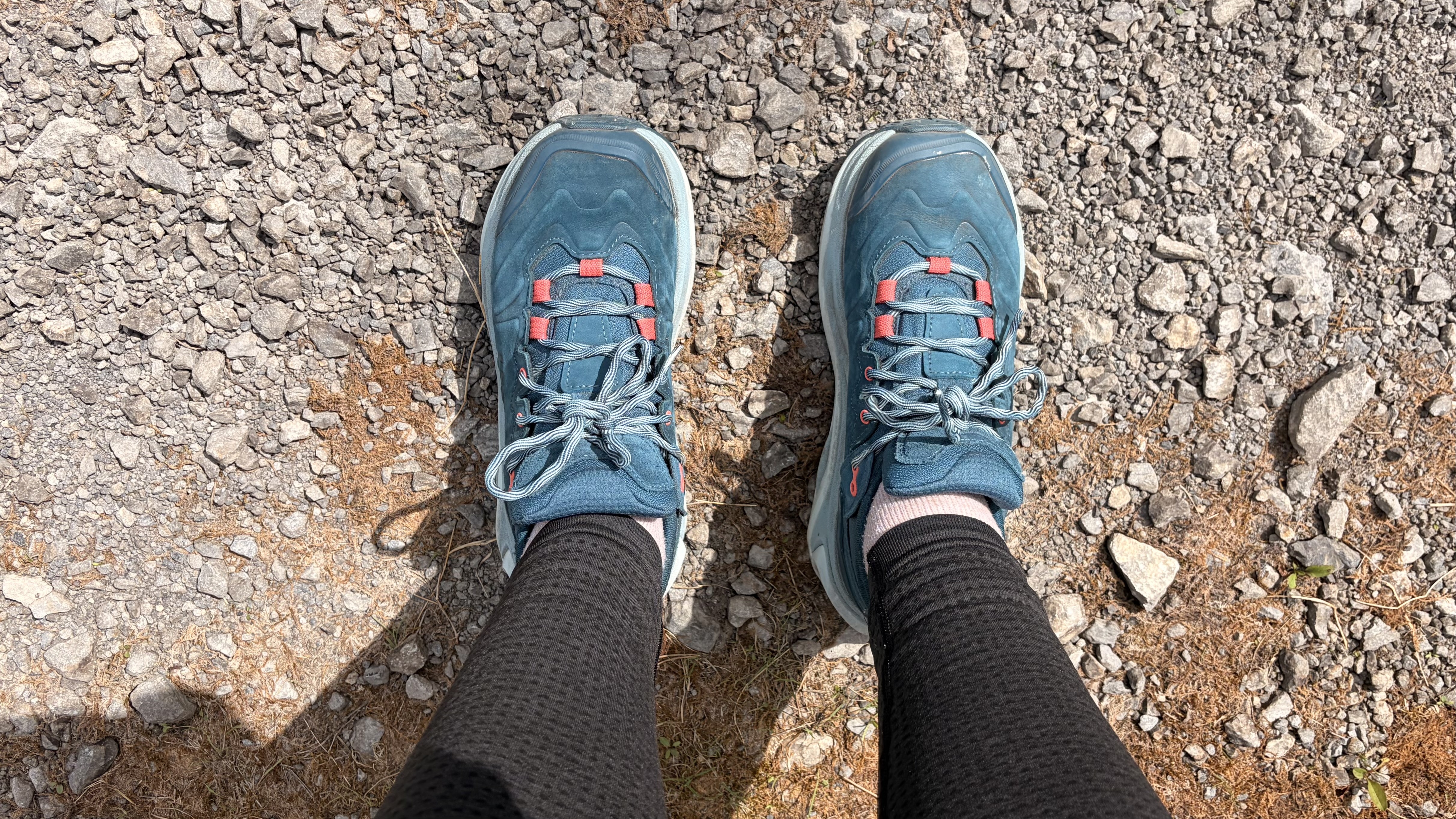 Hoka Kaha 3 Low GTX בתצלום טיפה שצולם במסלול הליכה