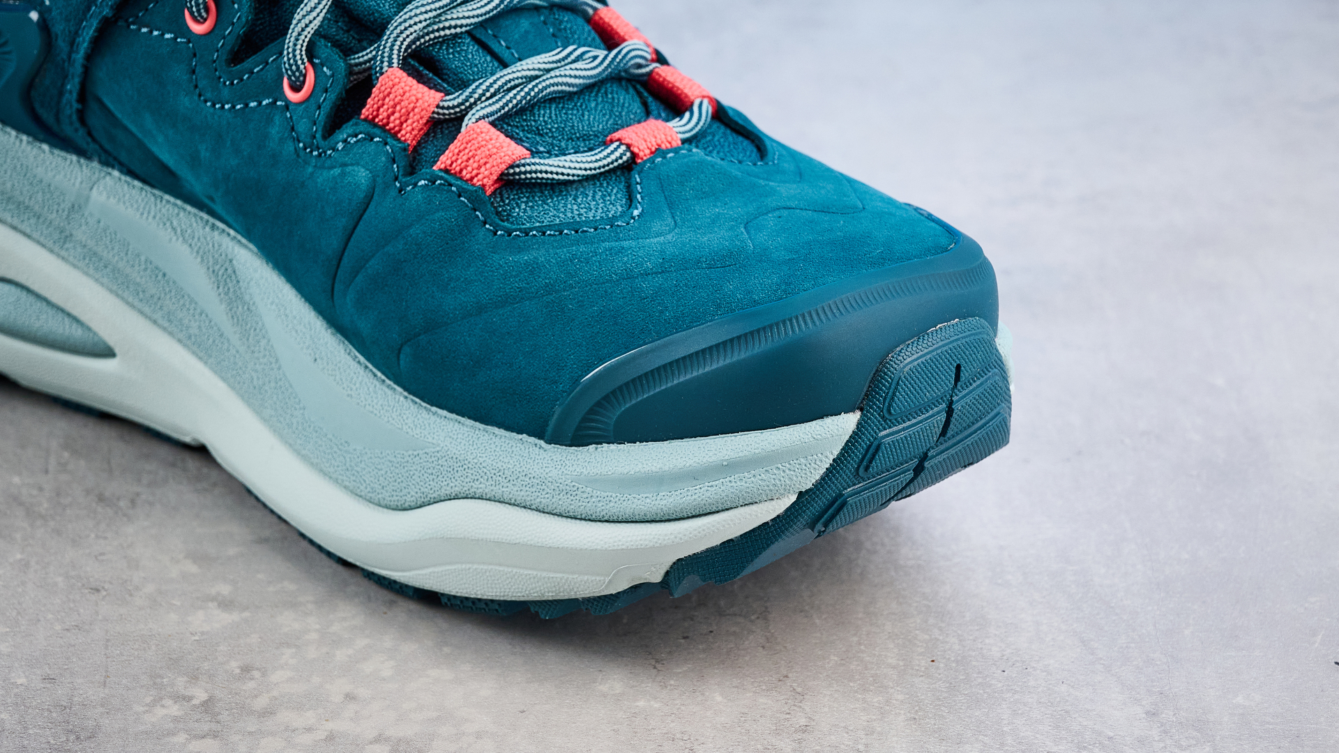 Hoka Kaha 3 Low GTX בצבע טיפה שצולם מול רקע כחול