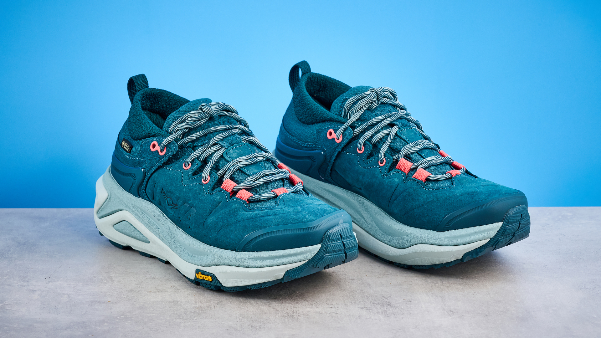 Hoka Kaha 3 Low GTX בצבע טיפה שצולם מול רקע כחול