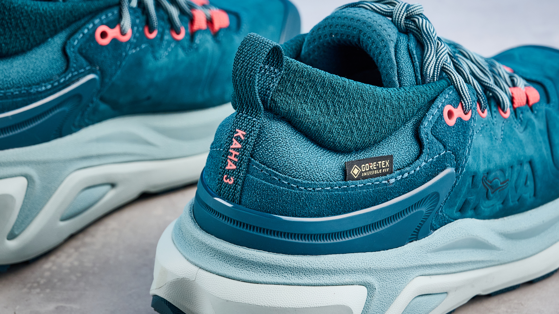 Hoka Kaha 3 Low GTX בצבע טיפה שצולם מול רקע כחול