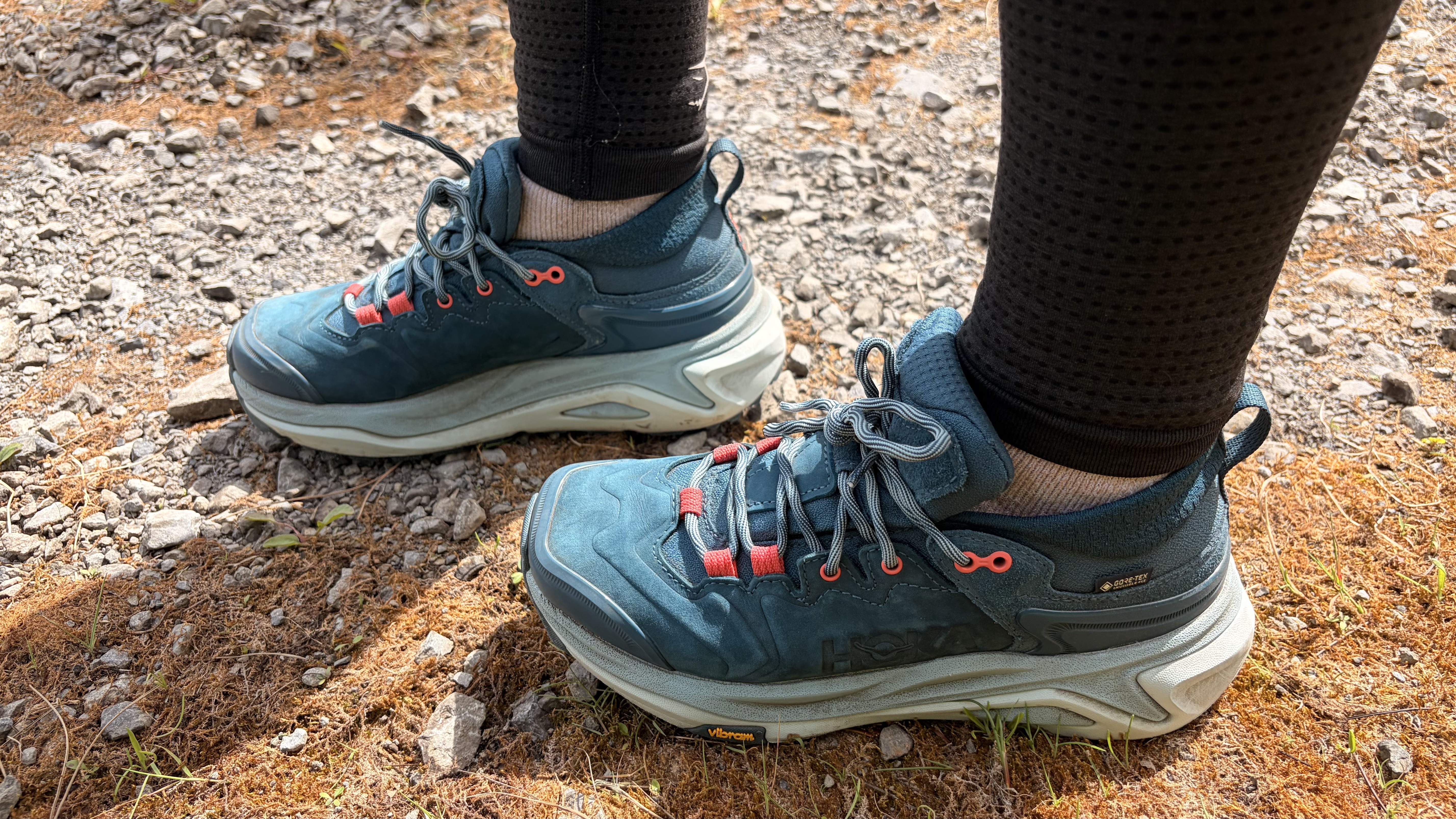 Hoka Kaha 3 Low GTX בתצלום טיפה שצולם במסלול הליכה