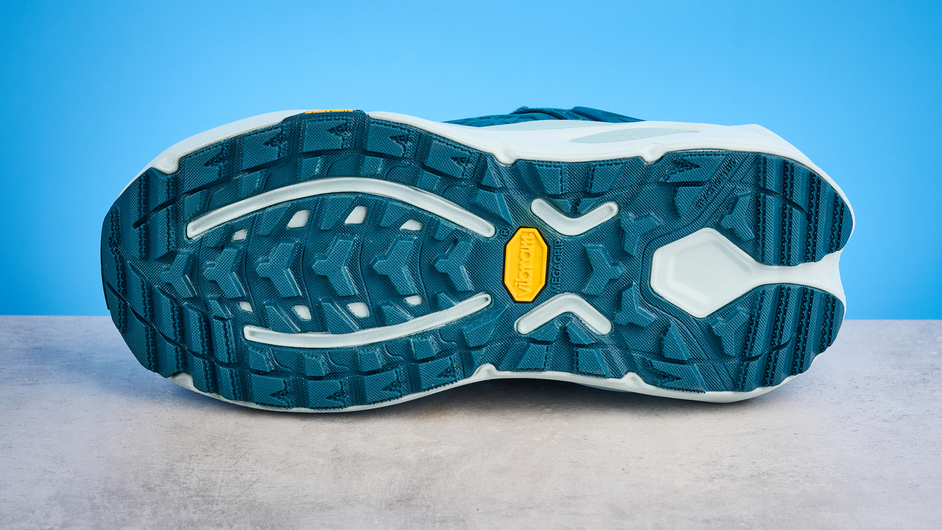 Hoka Kaha 3 Low GTX בצבע טיפה שצולם מול רקע כחול