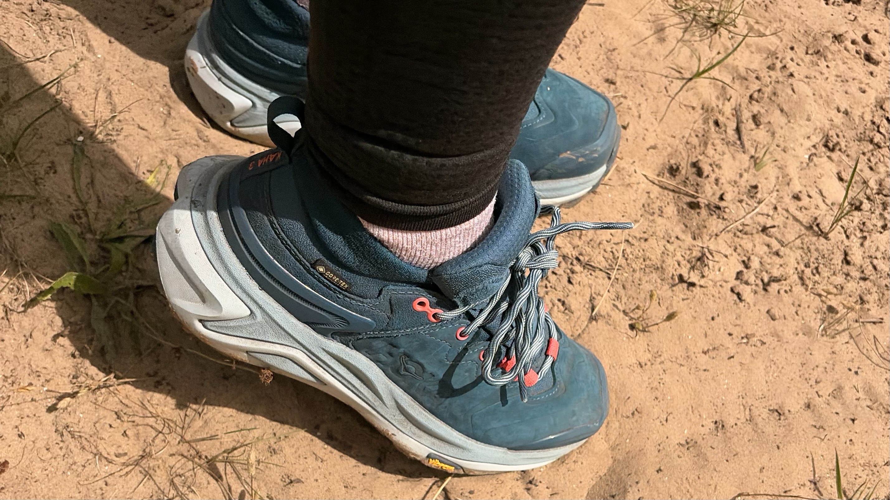 Hoka Kaha 3 Low GTX בתצלום טיפה שצולם במסלול הליכה