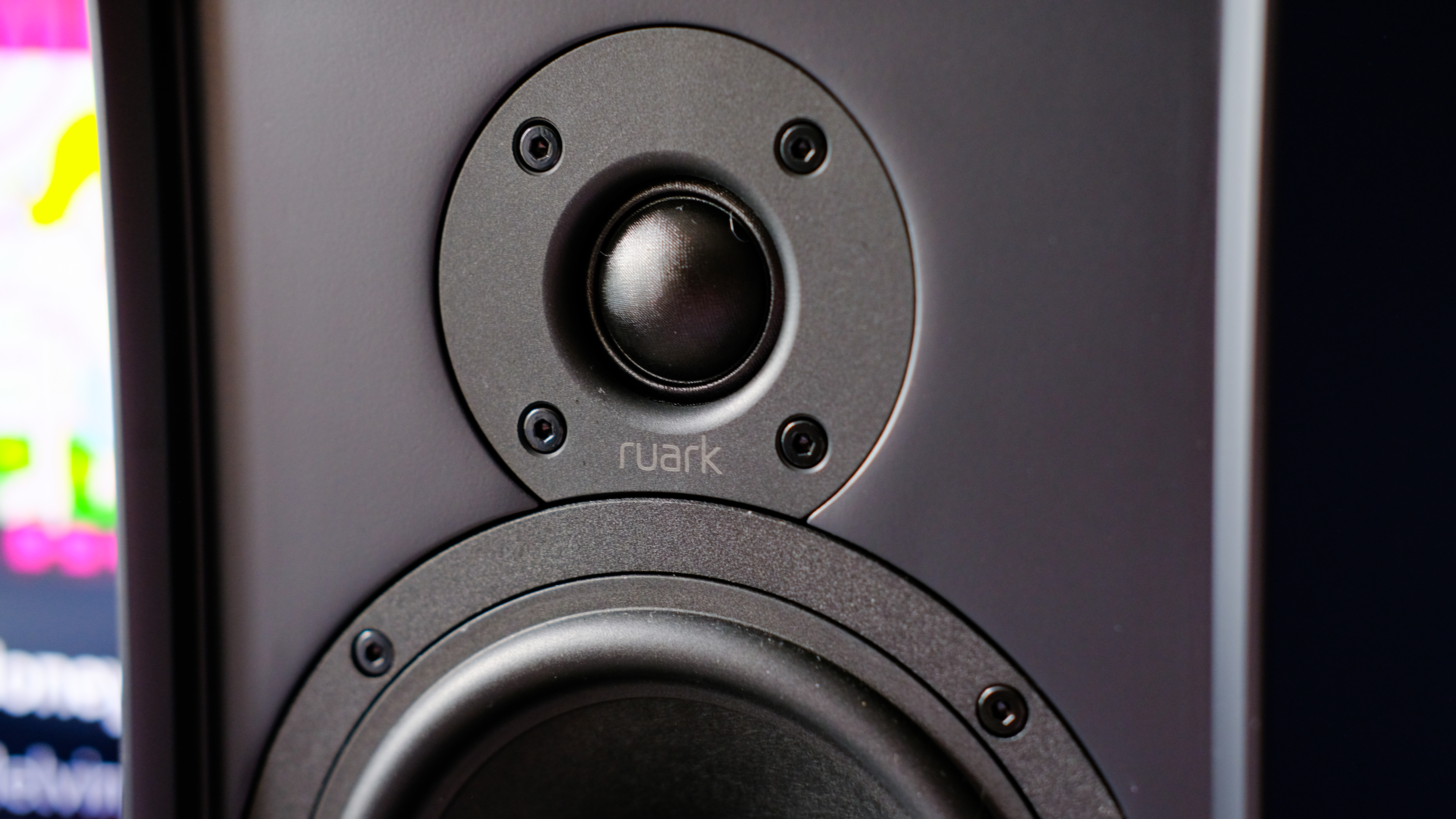 רמקולי מדף הספרים Ruark Audio Sabre-R בפחם
