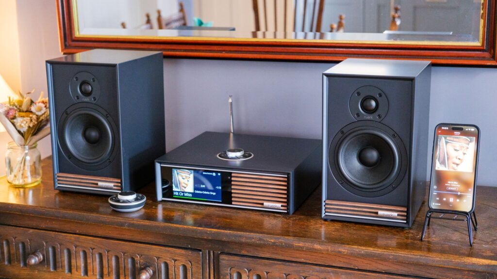 סקירת Ruark Audio Sabre-R: רמקולי מדף ספרים למבוגרים מאת פיטר וולינסקי פורסם ב-30 ביוני 26 מומלץ צליל Hi-Fi יפהפה וחם ונראה למות... מה עוד אפשר לרצות?