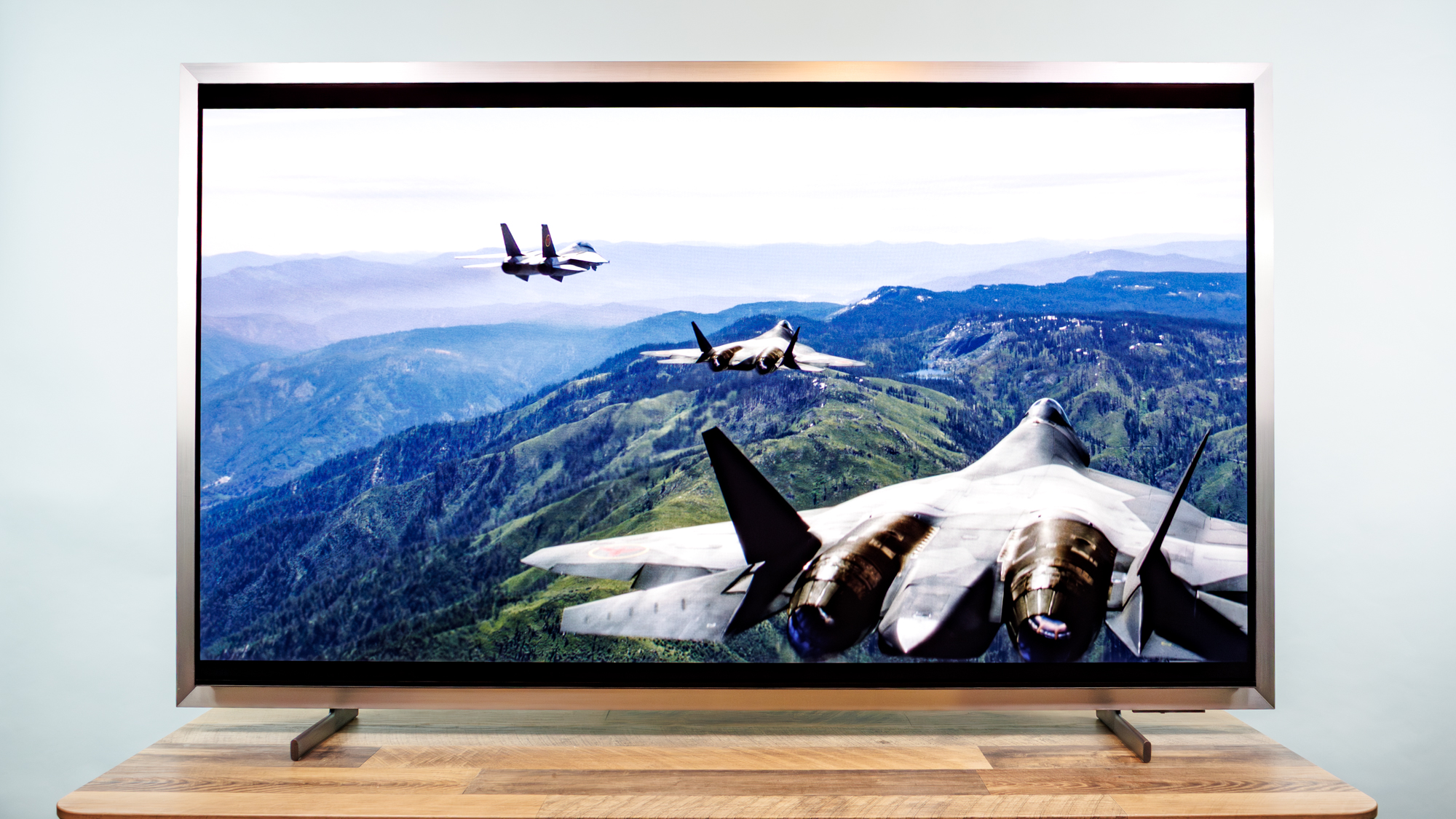 טלוויזיית סמסונג S95H OLED על שולחן עבודה