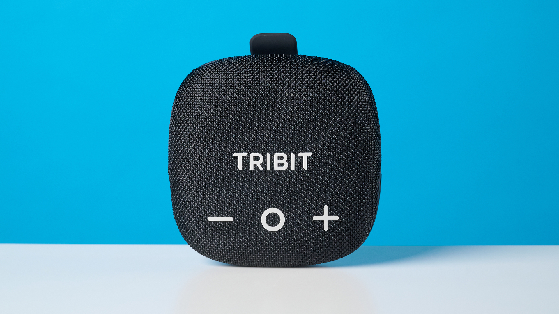 Tribit StormBox Micro 3 בצבע שחור מצולם מול רקע כחול