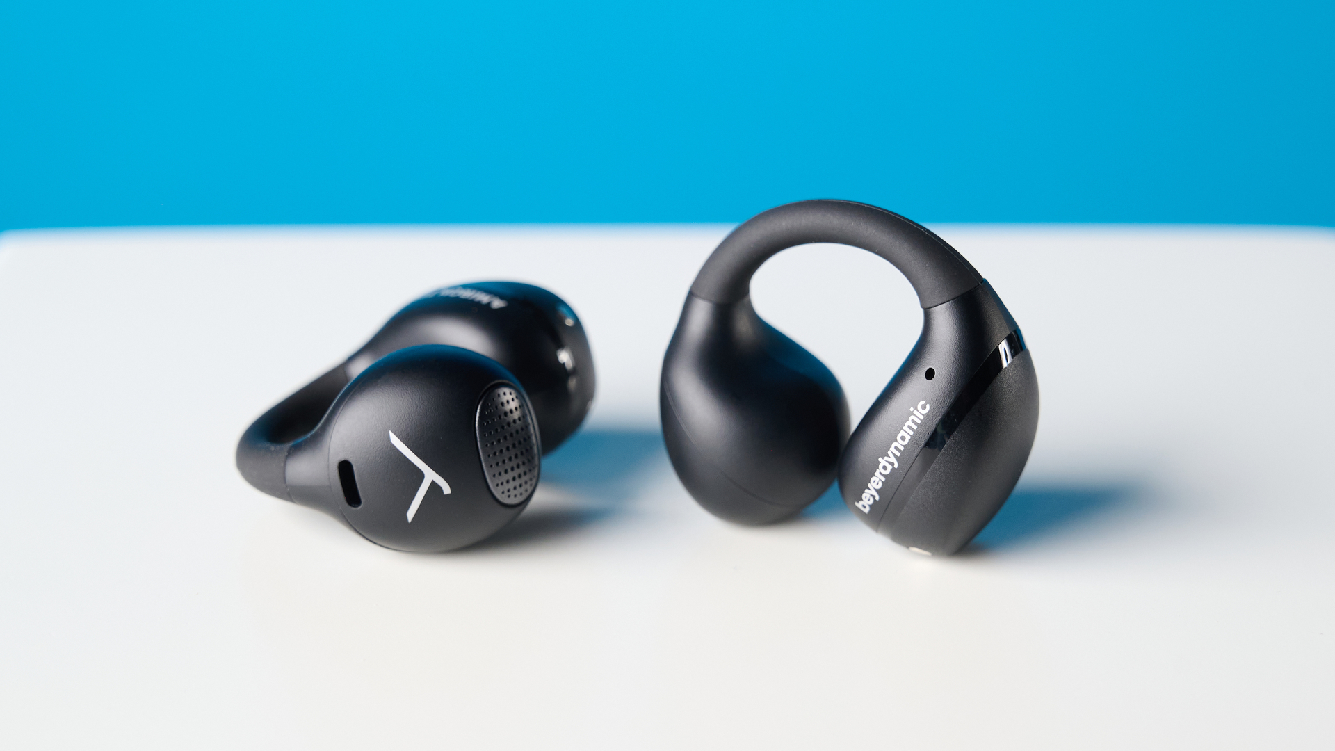 Beyerdynamic Amiron ZERO אוזניות פתוחות שצולמו על רקע כחול