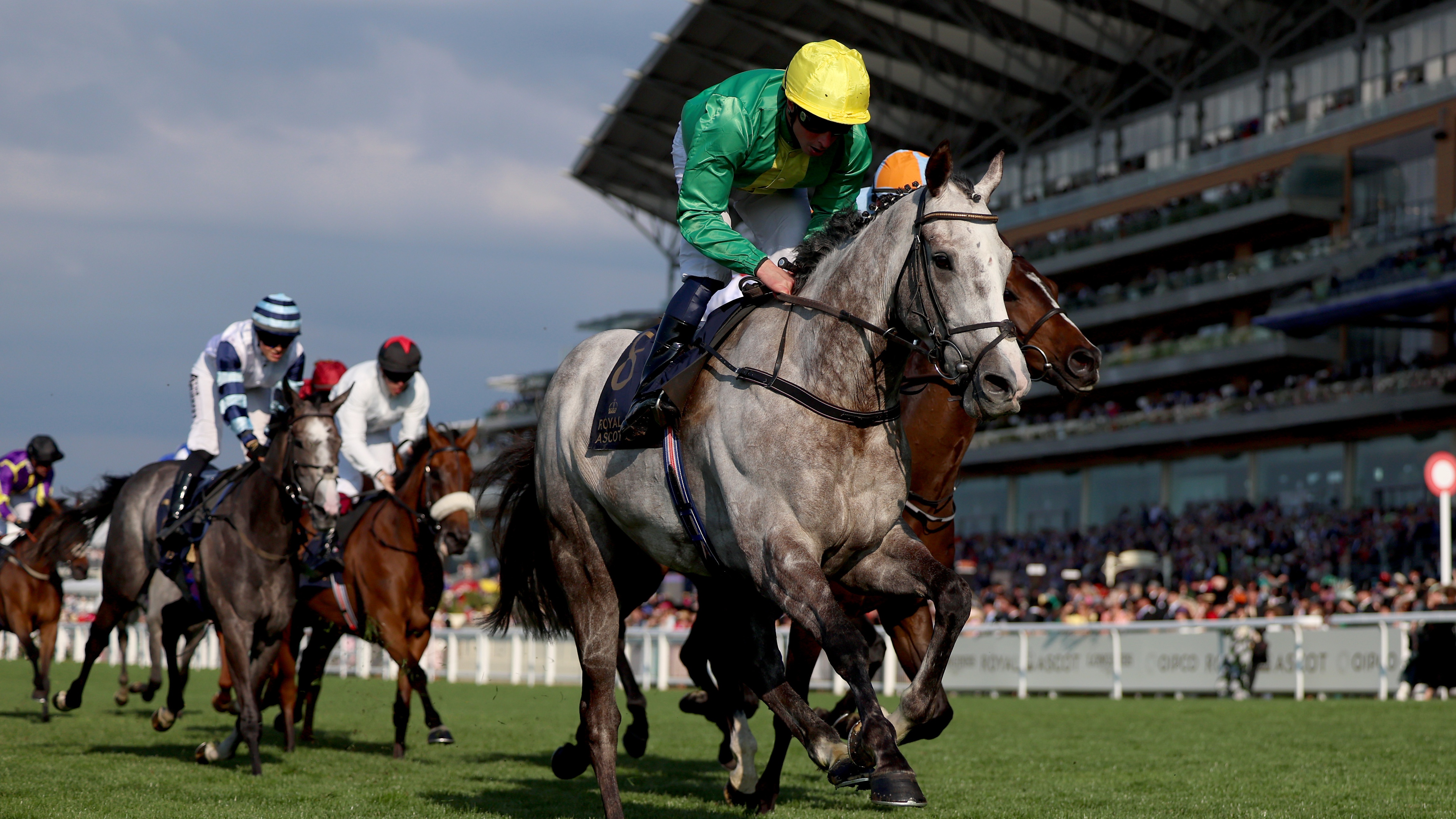 וויליאם ביואיק רוכב על בלוצ'יו זכה ב-The Copper Horse Handicap Stakes ביום הראשון במהלך Royal Ascot 2024 במסלול המירוצים Ascot ב-18 ביוני 2024