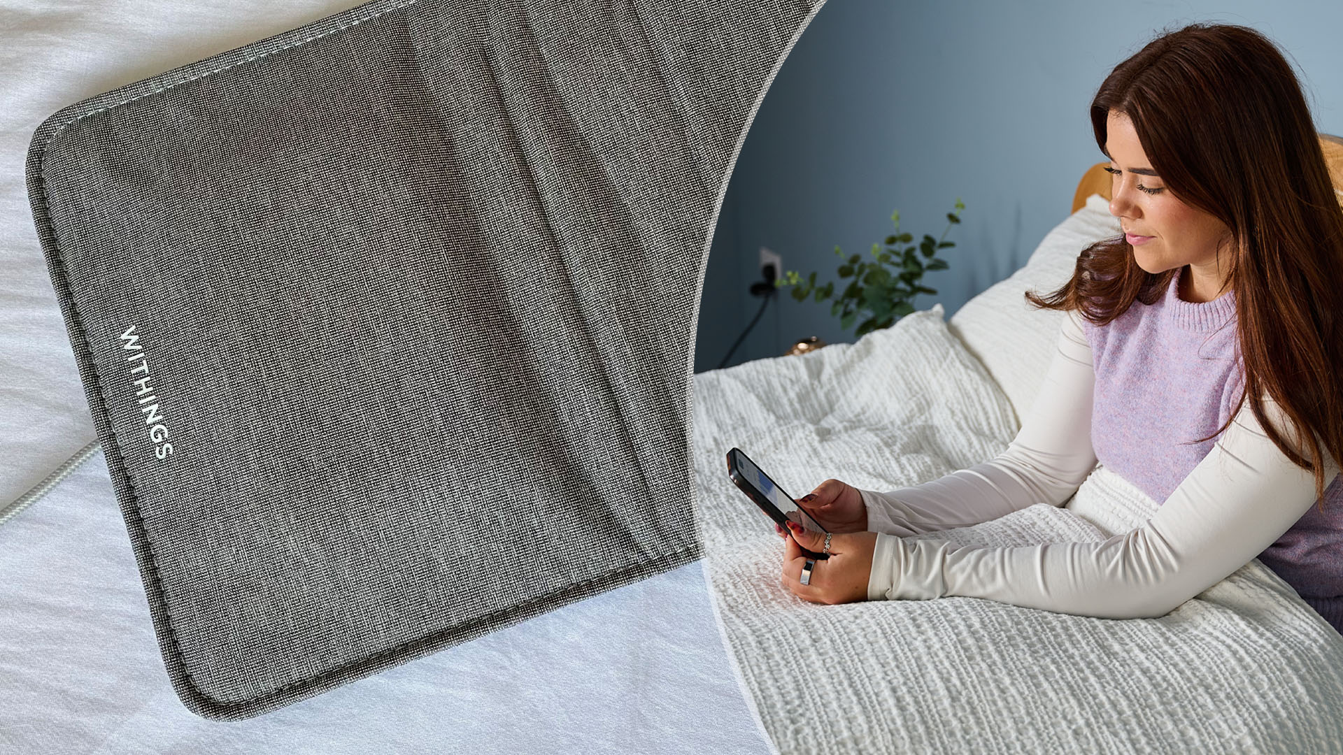 משמאל, תקריב של Withings Sleep Tracker על סדין לבן בחדר השינה של המבקר שלנו. מימין, סופרת טכנולוגיית השינה איב דייויס מתיישבת במיטה ובודקת את אפליקציית השינה שלה Withings כדי להעריך את ציון השינה שלה