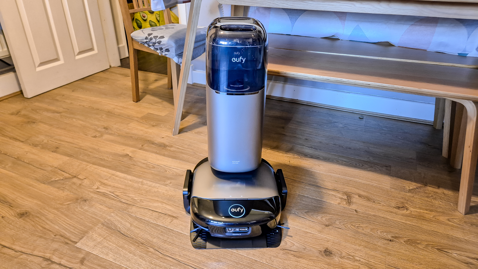 Eufy Omni S2 בסלון