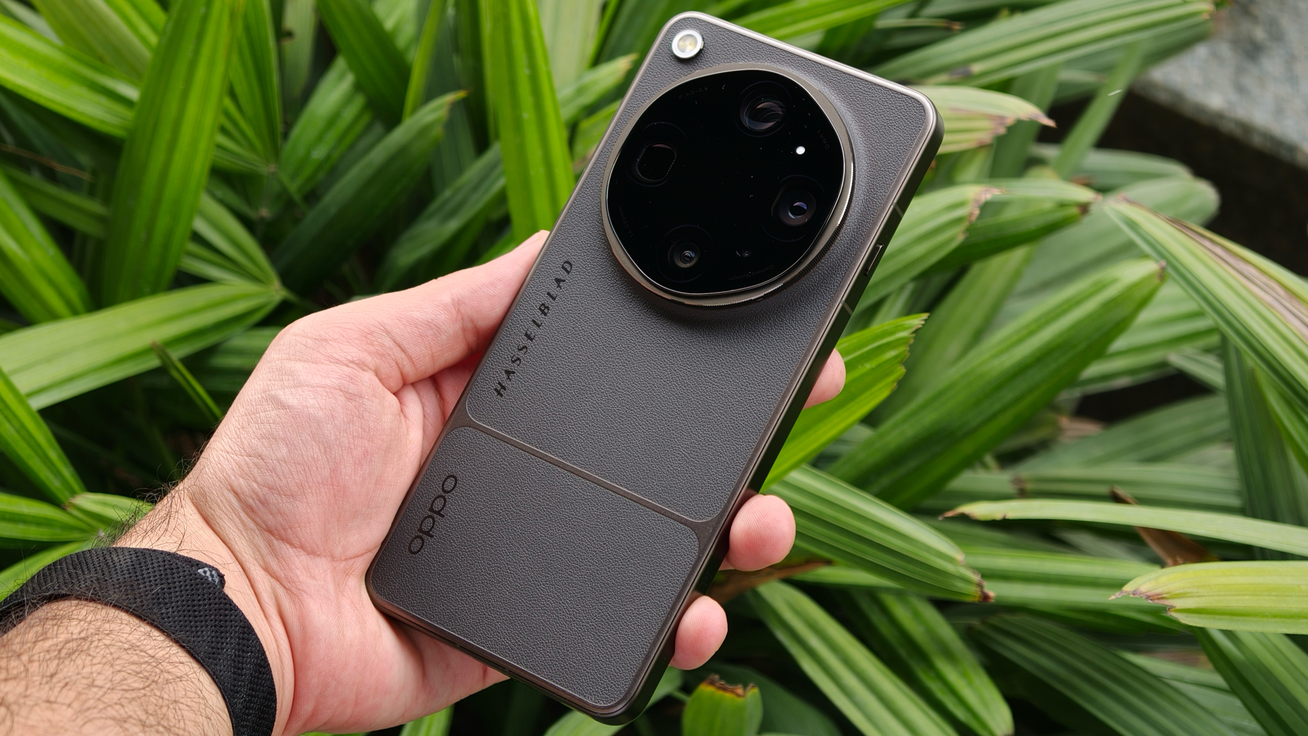 Oppo Find X9 Ultra ביד