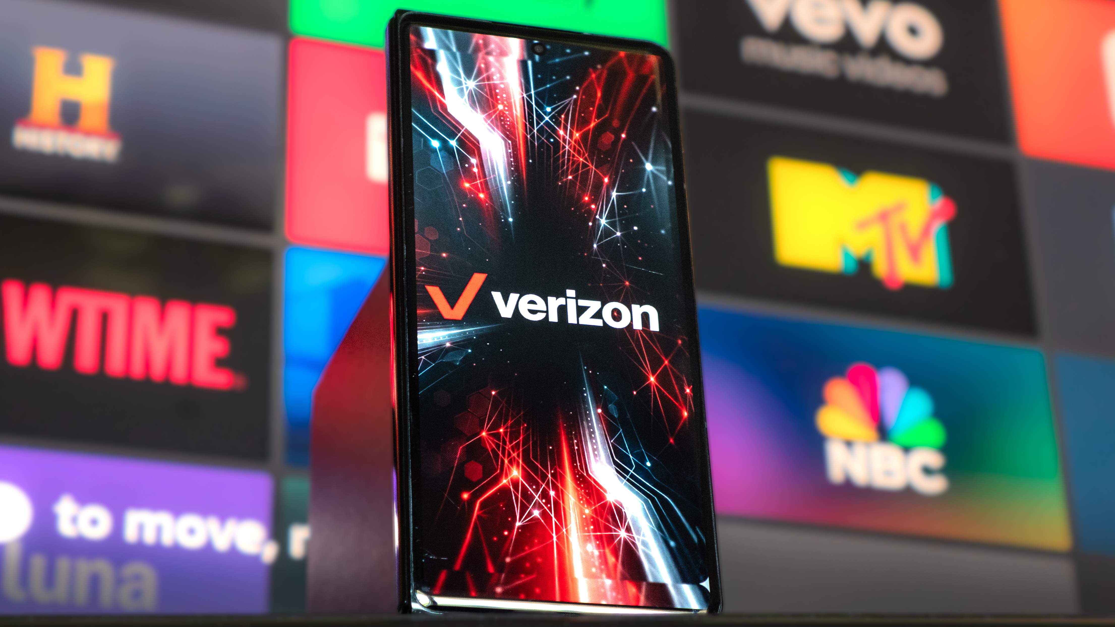 טלפון מוחזק ביד עם לוגו Verizon Wireless על המסך.