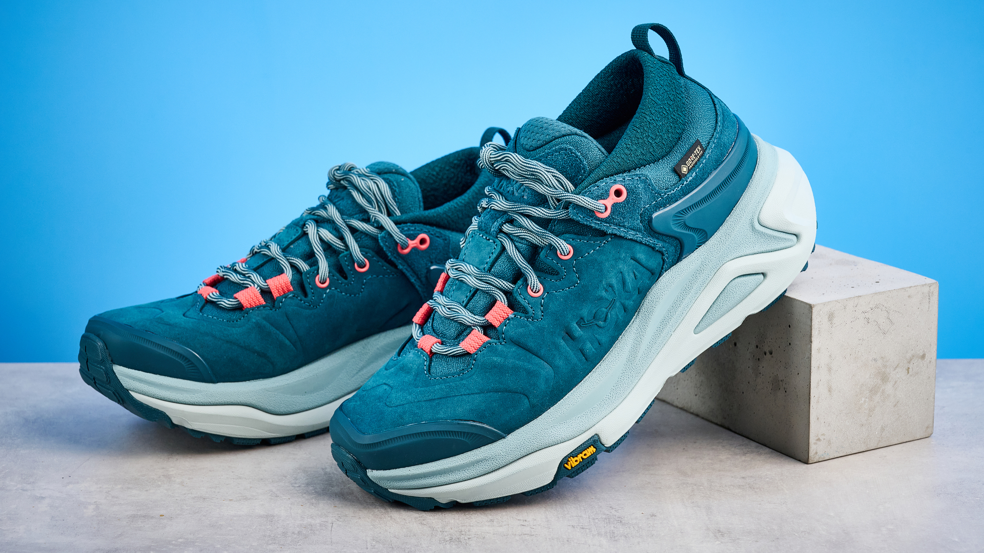 Hoka Kaha 3 Low GTX בצבע טיפה שצולם מול רקע כחול