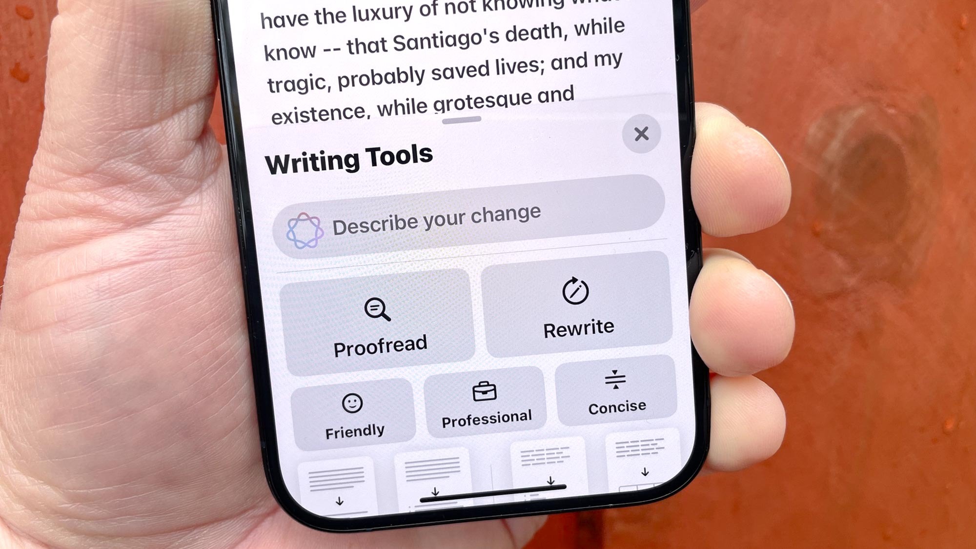 תאר את השינוי שלך בכלי הכתיבה של iOS 18.2 הפועל ב-iPhone 15 Pro