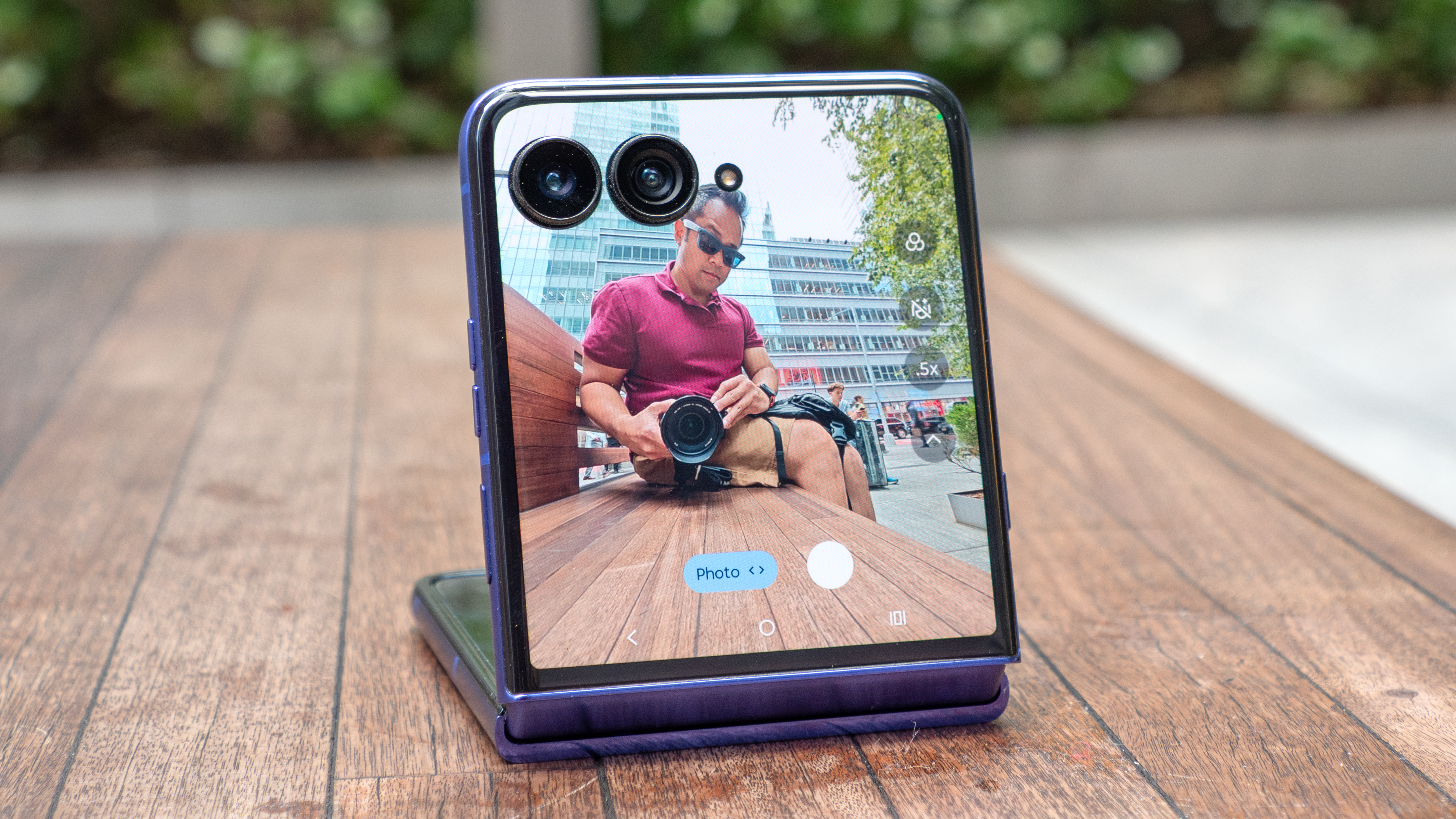 Motorola Razr Ultra 2026 במצב flex באמצעות מסך חיצוני לצילום.