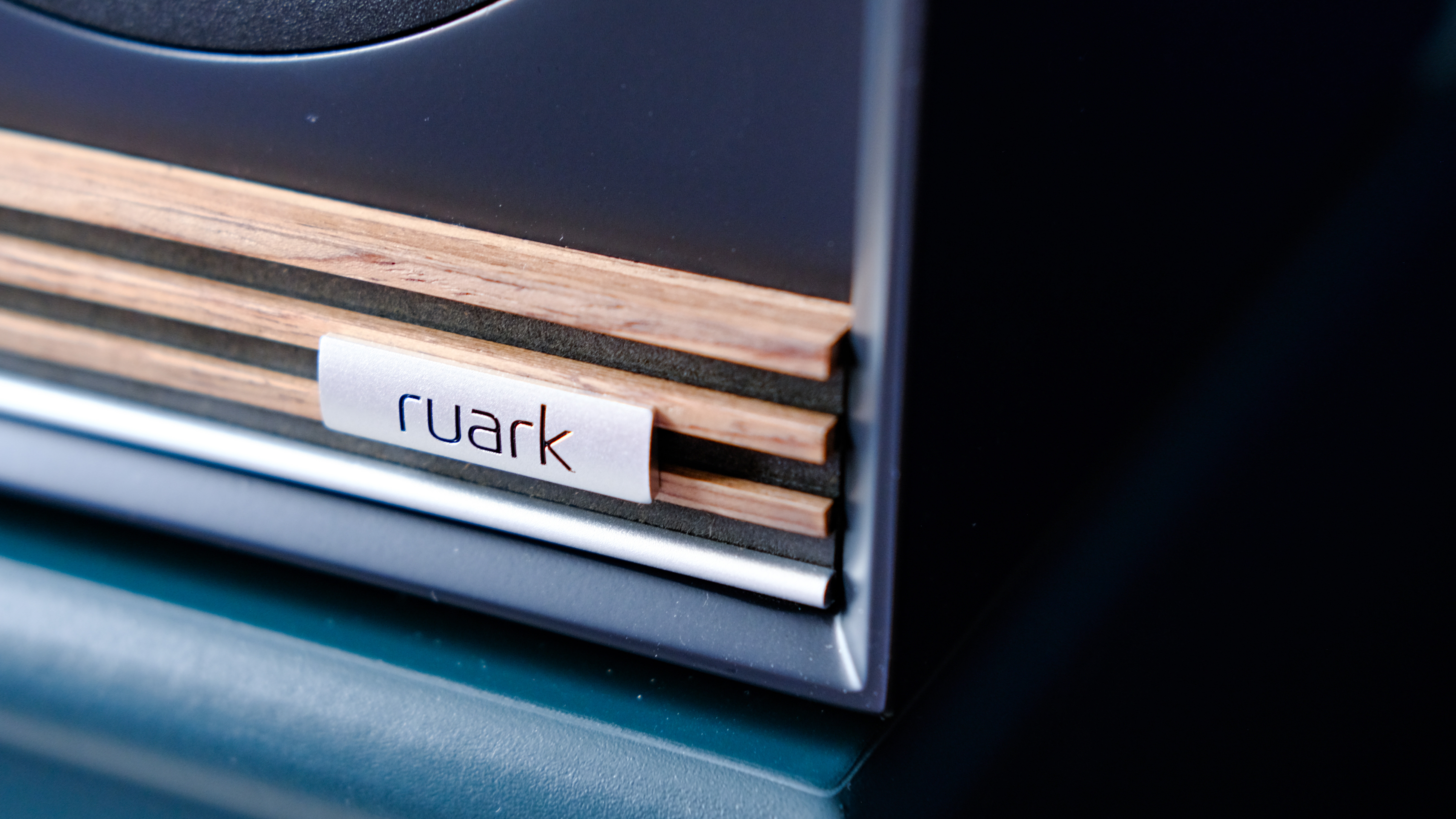 רמקולי מדף הספרים Ruark Audio Sabre-R בפחם