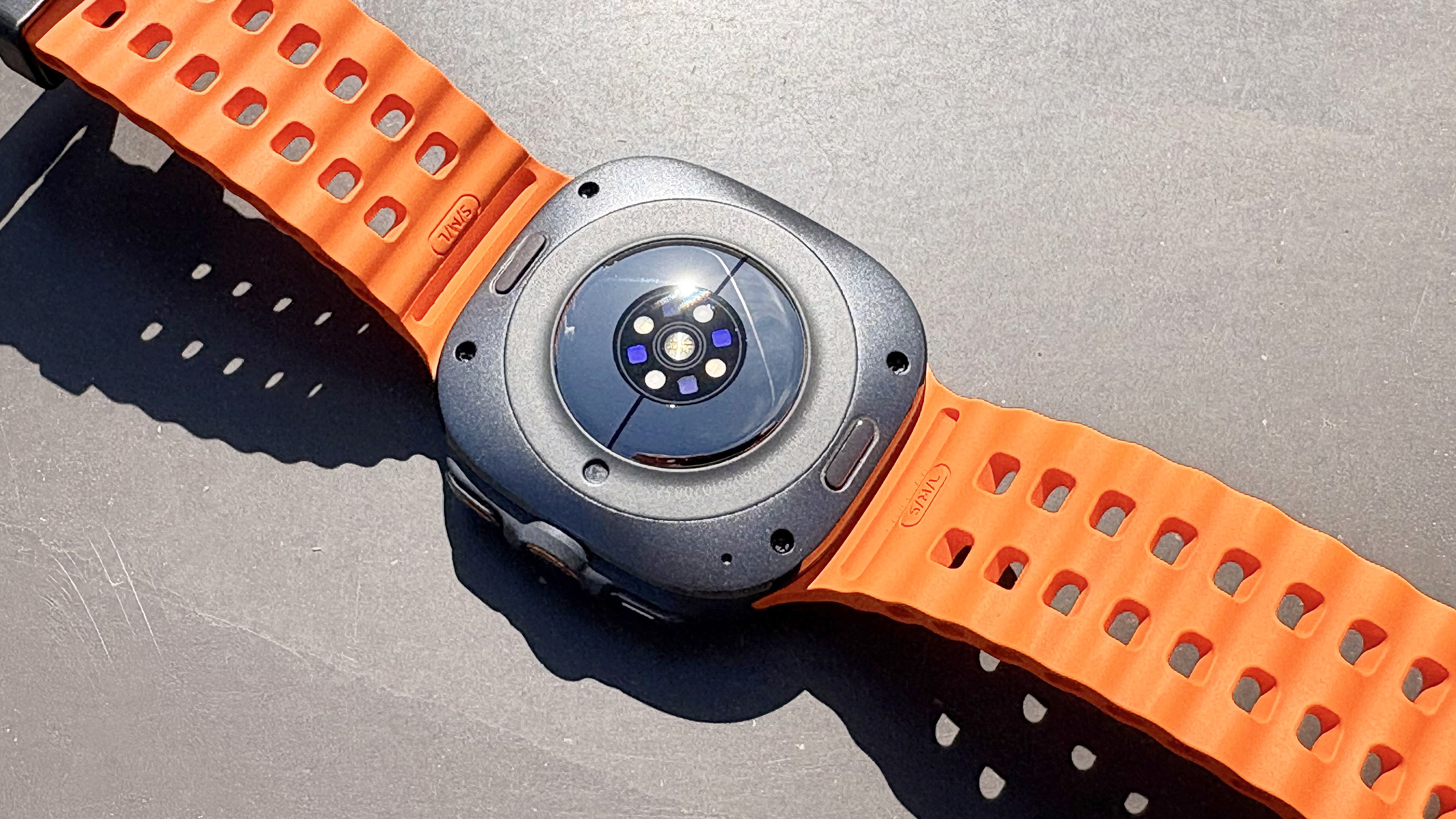 אחורי של Samsung Galaxy Watch Ultra מציג את מערך חיישני הבריאות