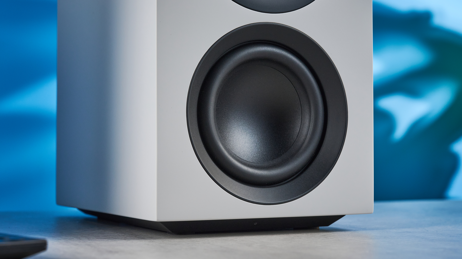 רמקולי מדף הספרים של cambridge audio l/rs בלבן עם טוויטר אלומיניום 21 מ