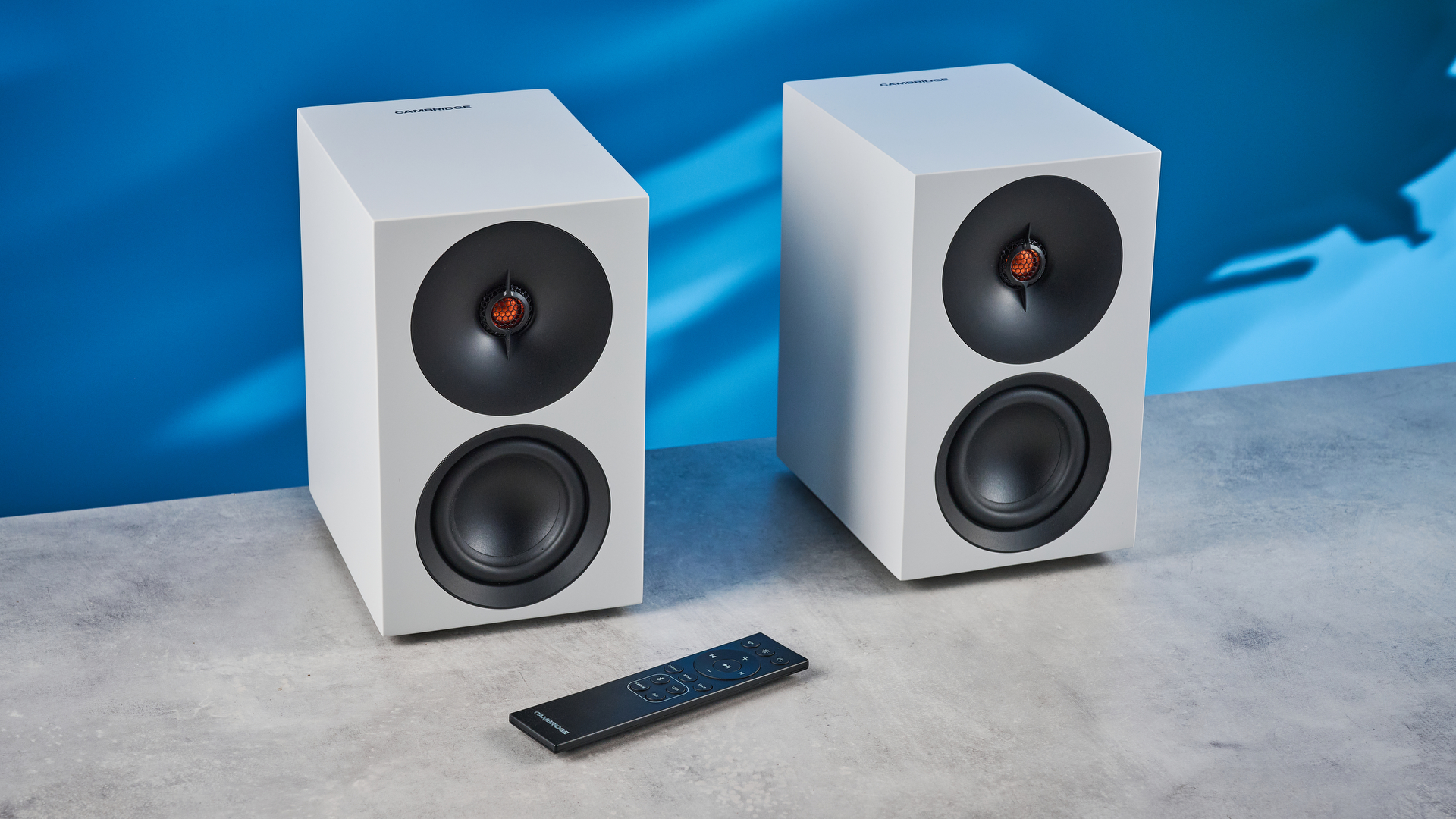רמקולי מדף הספרים של cambridge audio l/rs בלבן עם טוויטר אלומיניום 21 מ