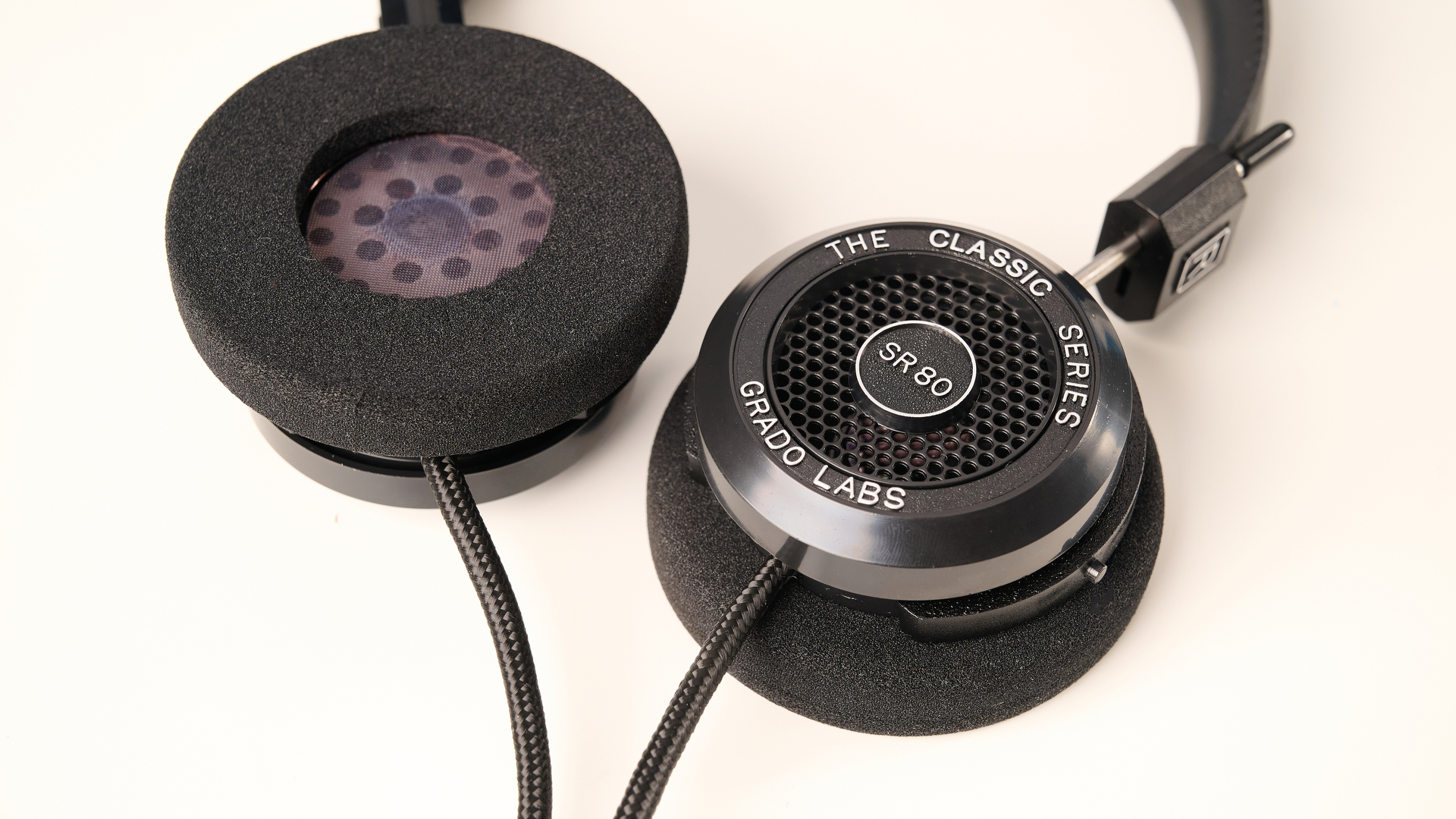 האוזניות grado sr80 עם עיצוב גב פתוח על האוזן