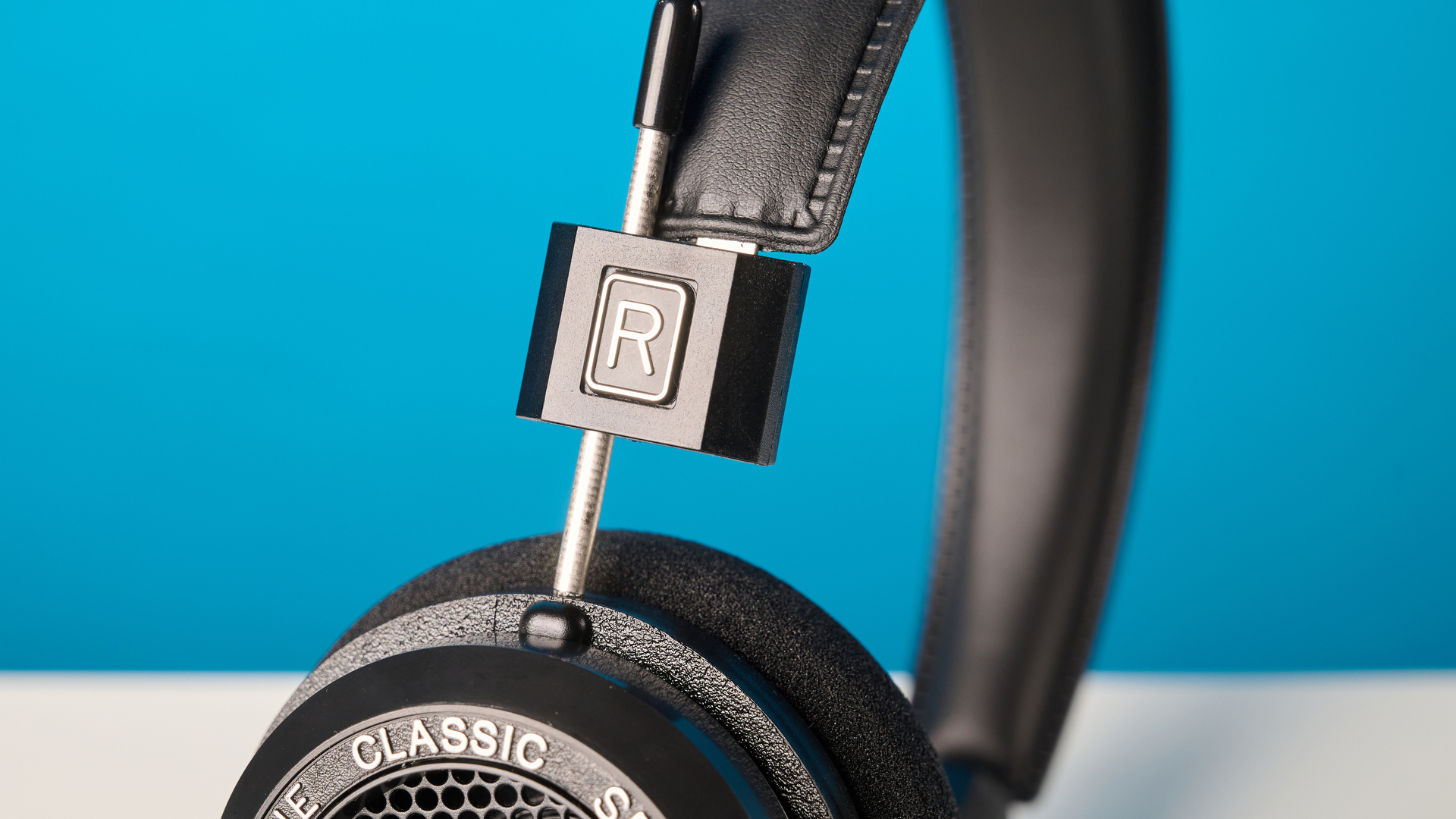 האוזניות grado sr80 עם עיצוב גב פתוח על האוזן