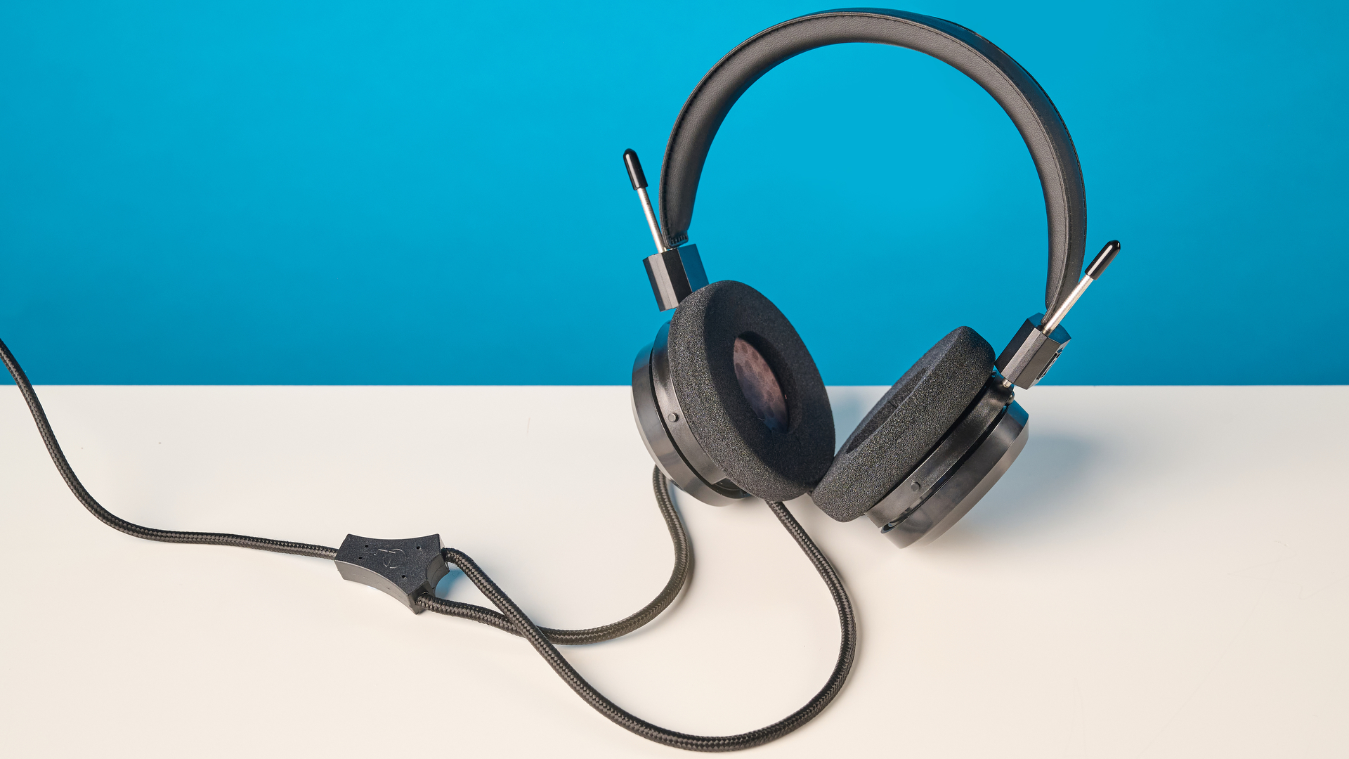האוזניות grado sr80 עם עיצוב גב פתוח על האוזן