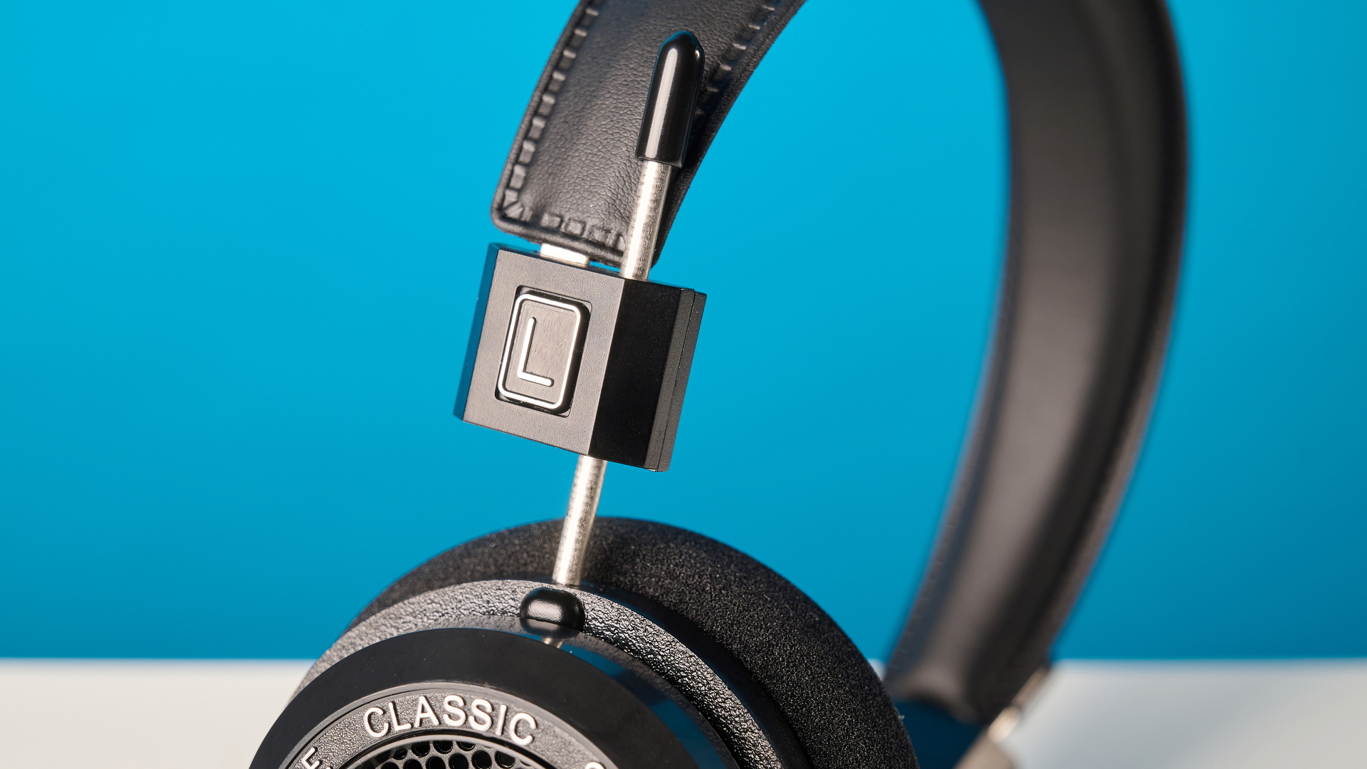 האוזניות grado sr80 עם עיצוב גב פתוח על האוזן