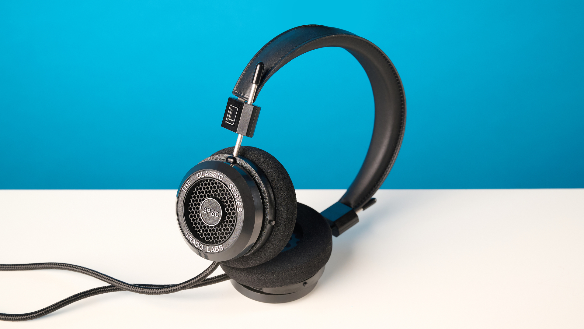 האוזניות grado sr80 עם עיצוב גב פתוח על האוזן