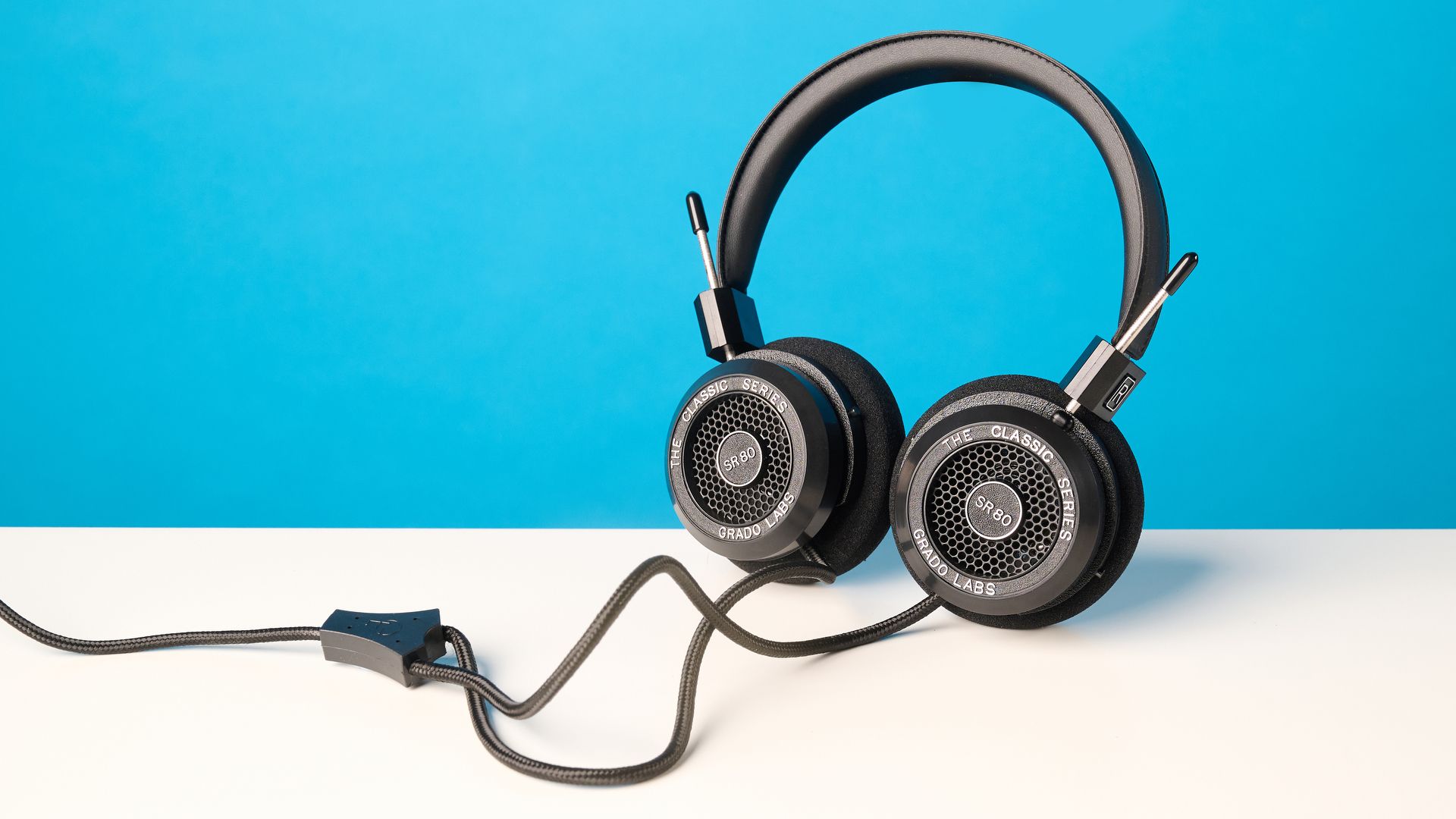 בדקתי את אוזניות Grado SR80 עם גב פתוח - והן גורמות למוזיקה שלי להישמע כמו ויניל מאת Erin Bashford פורסם ב-4 ביולי 26. Grado SR80 הן אוזניות פתוחות על האוזן עם אסתטיקה רטרו וקישוריות קווית, נהדרות להאזנה מזדמנת, אבל יקרות בצורה מוזרה.