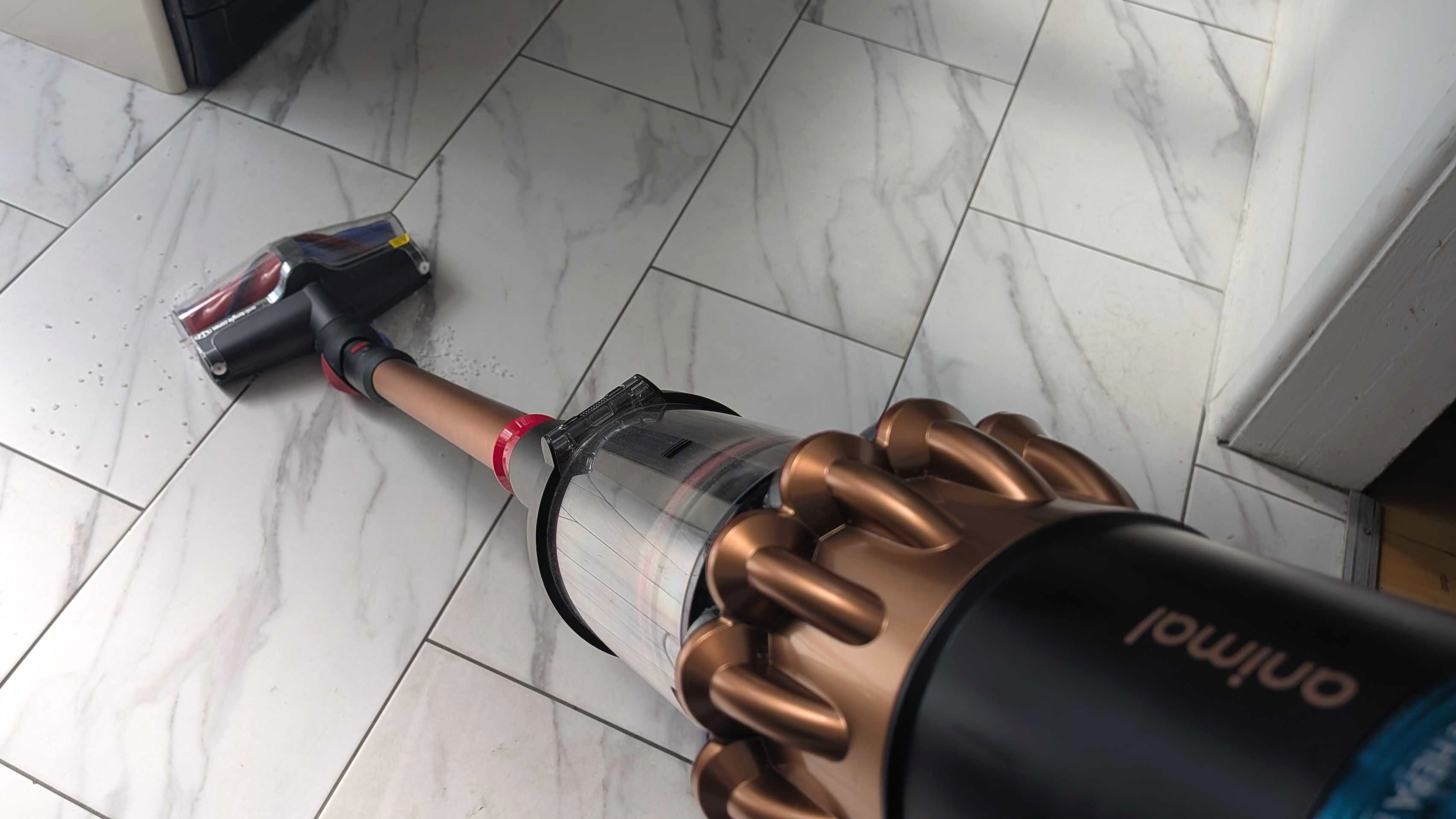 Dyson V16 מנקה אריחי רצפה לבנים