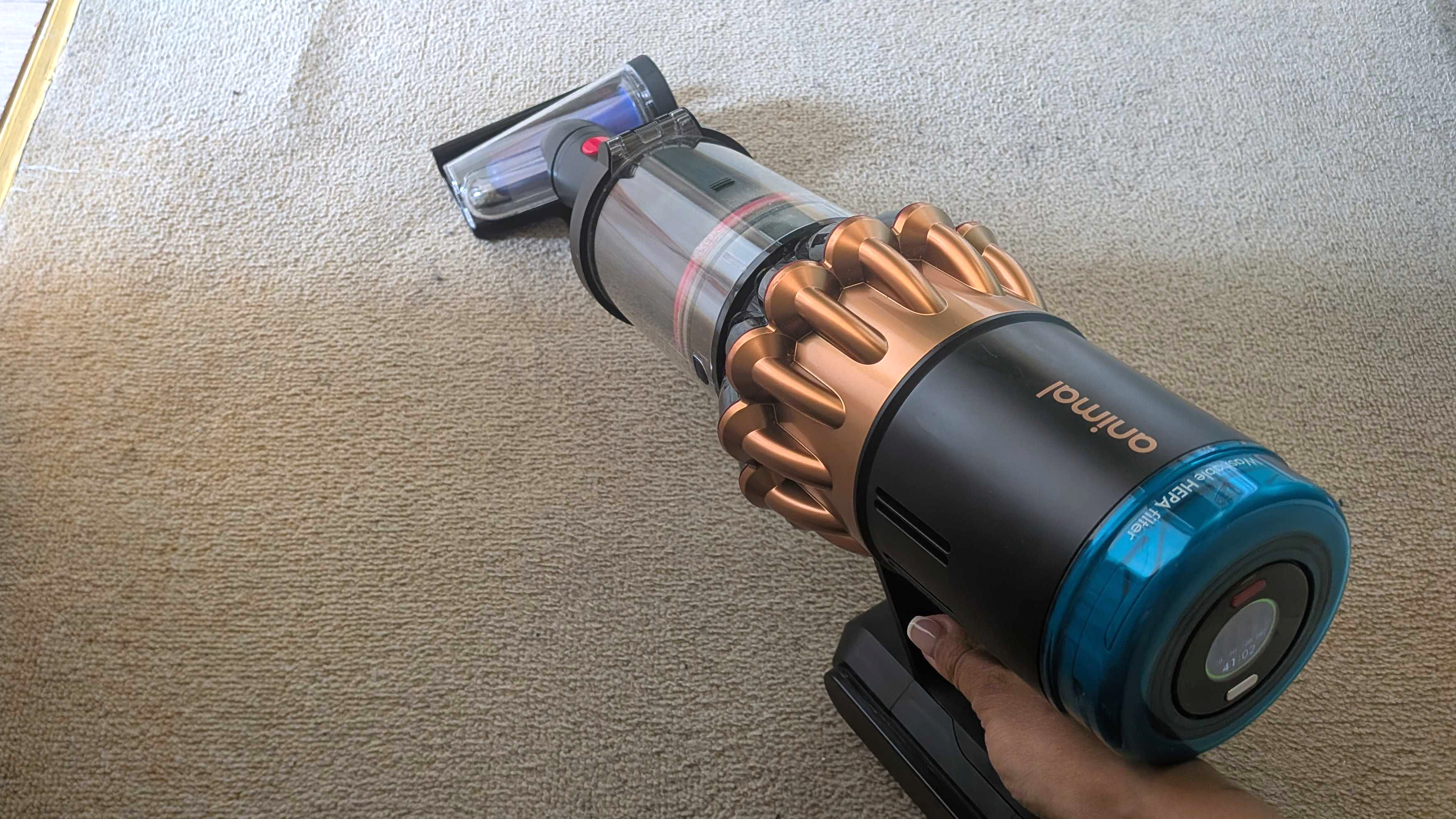 Dyson V16 Animal Piston באמצעות כלי בורג לניקוי שטיח בז'
