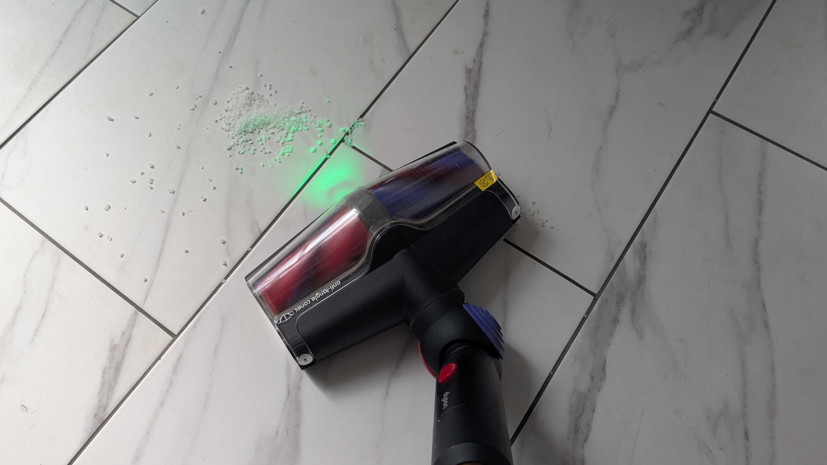 Dyson V16 Animal Piston מנקה פסולת על אריחי הרצפה