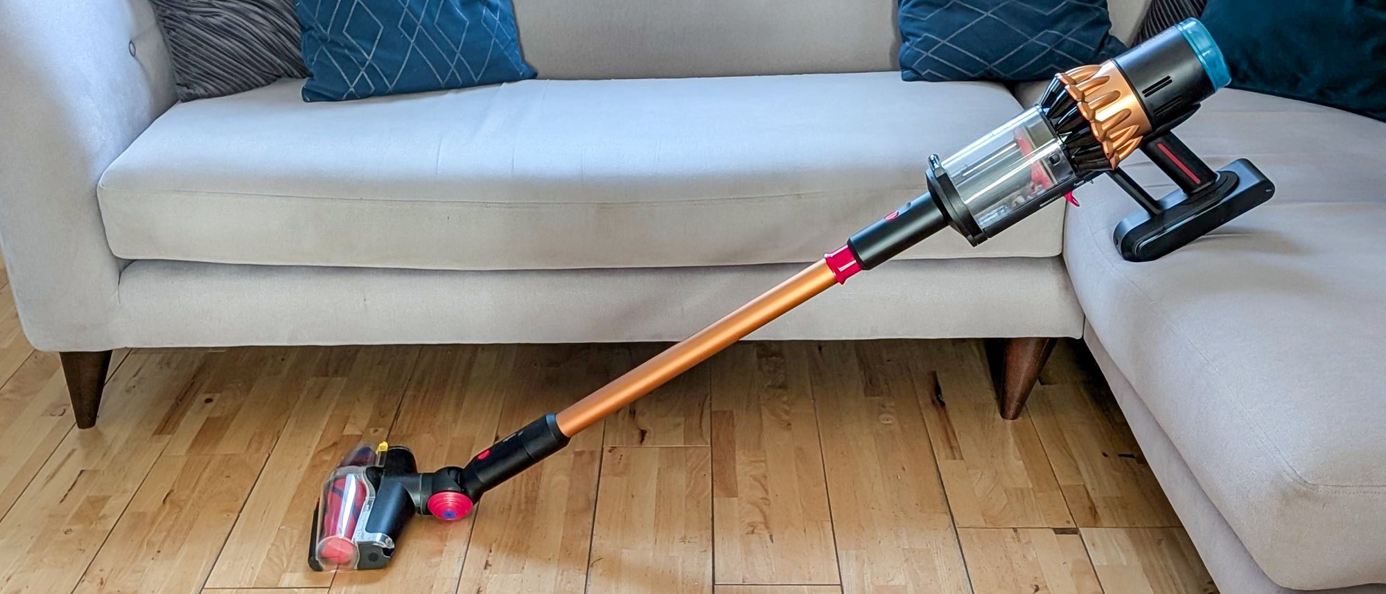 Dyson V16 Piston Animal הוא רב משימות נהדר ומתמודד היטב עם בלגן - אבל האם הוא שווה את מחיר הפרמיה? מאת סינתיה לורנס פורסם ב-5 ביולי 26 בחירת העורך שואב אבק רב עוצמה המתמודד במהירות עם ריצוף ושטיחים קשים ועושה את העבודה. אבל האם ה-V16 שווה את תג המחיר?